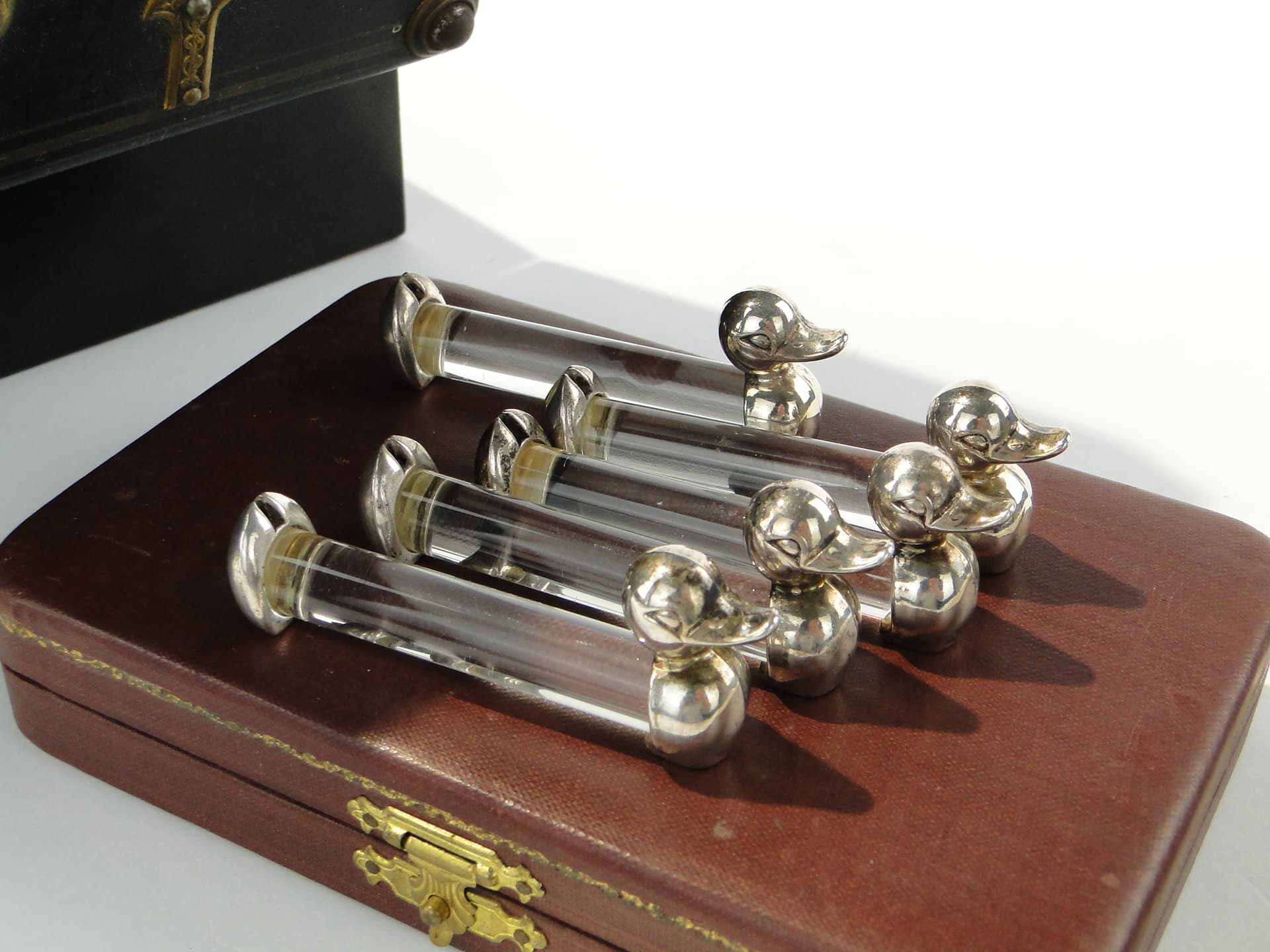 Set of table card holders, figural, transparent crystal, silver metal, France, 1950s - 346749