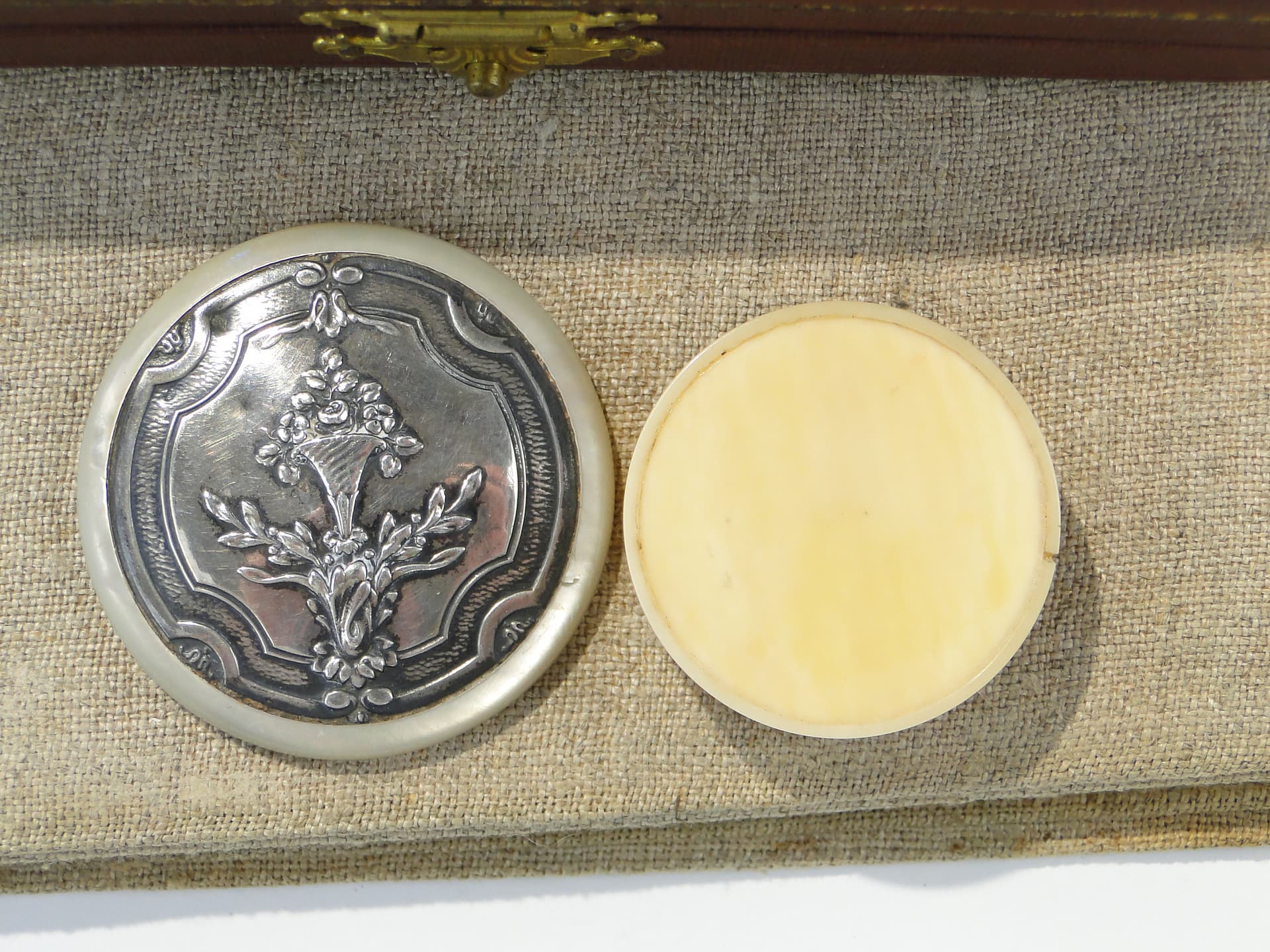 Cabinet box, cream bone, mother-of-pearl, silver, United Kingdom, early 20th c. - 346996