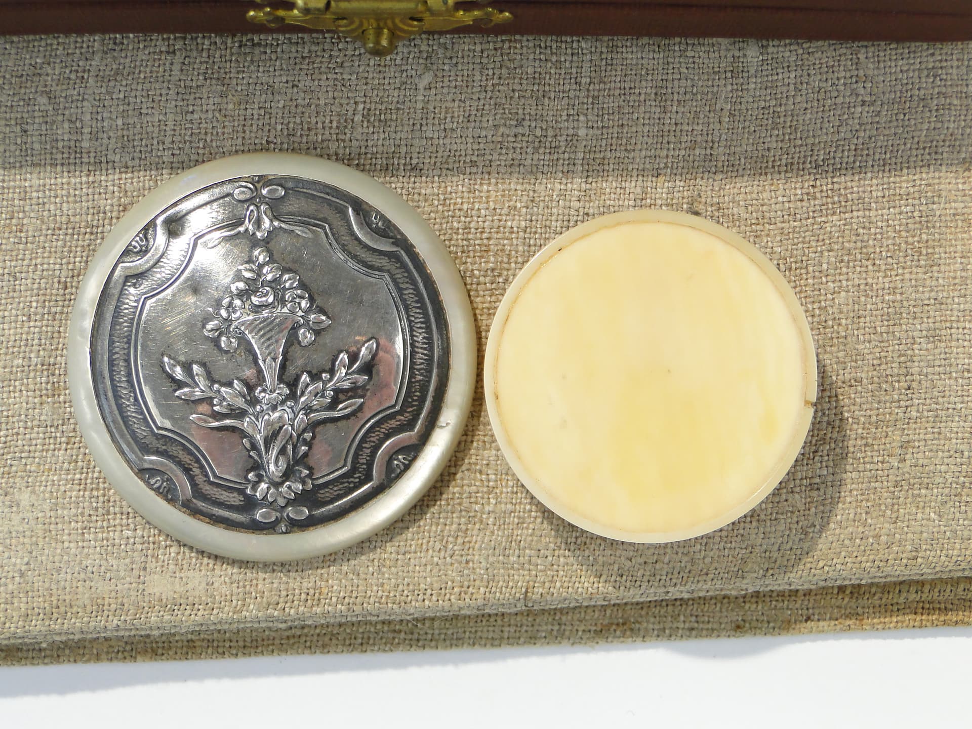 Cabinet box, cream bone, mother-of-pearl, silver, United Kingdom, early 20th c. - 346991