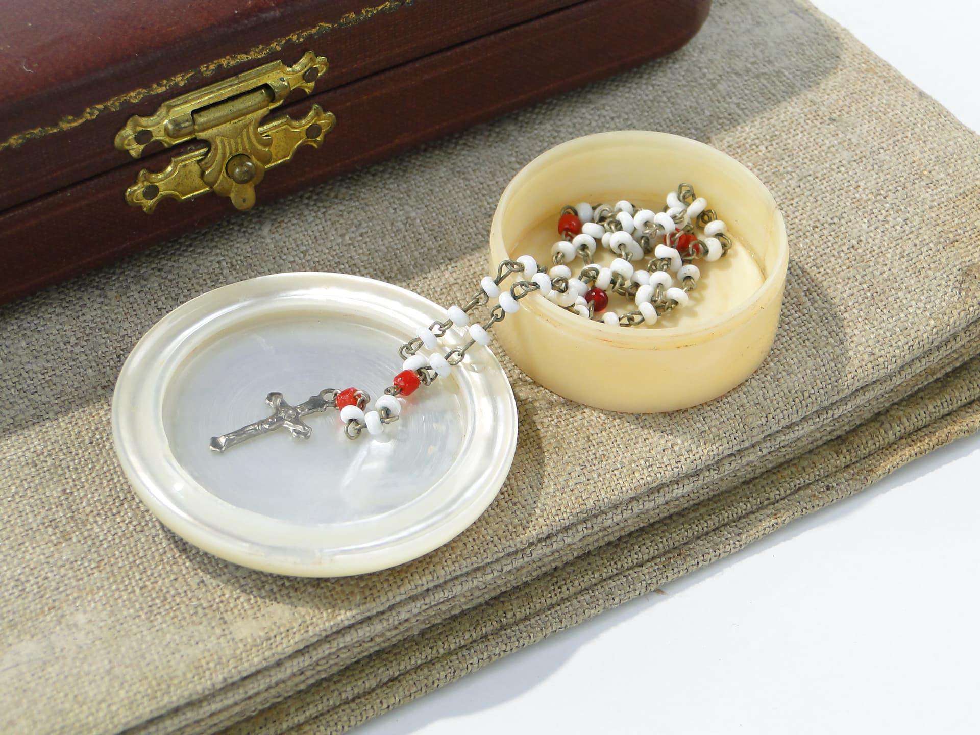 Cabinet box, cream bone, mother-of-pearl, silver, United Kingdom, early 20th c. - 346994