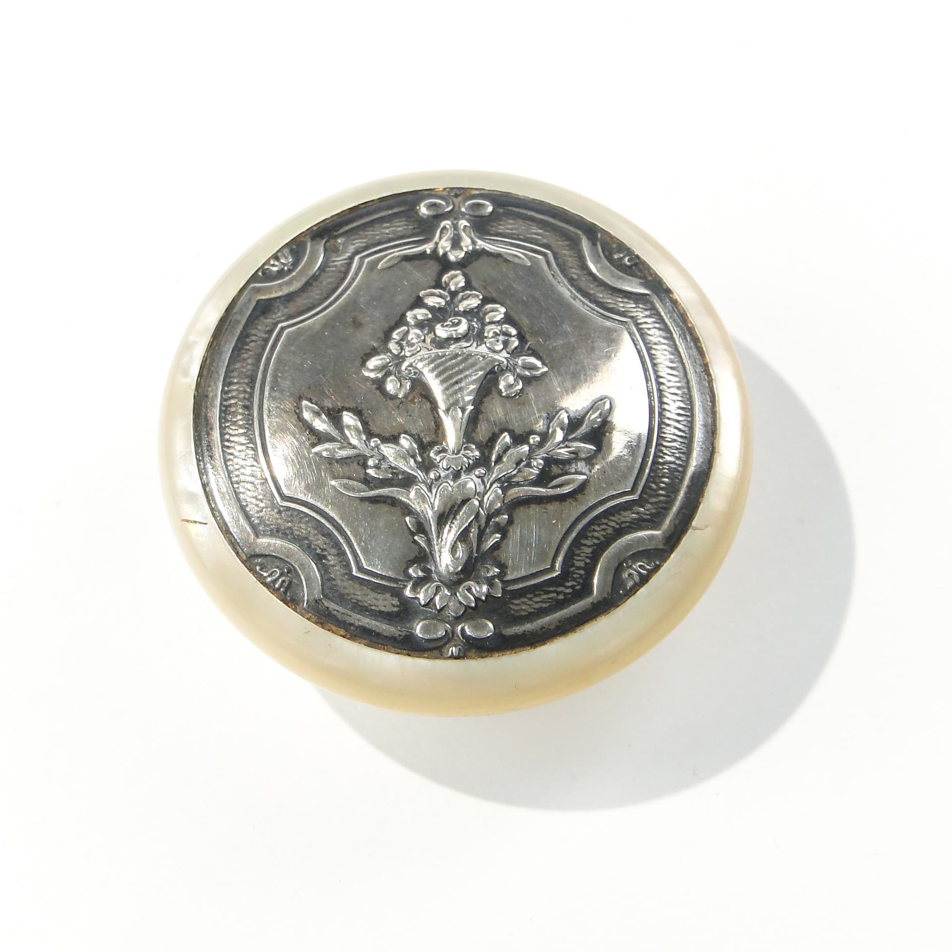 Cabinet box, cream bone, mother-of-pearl, silver, United Kingdom, early 20th c. - 346990