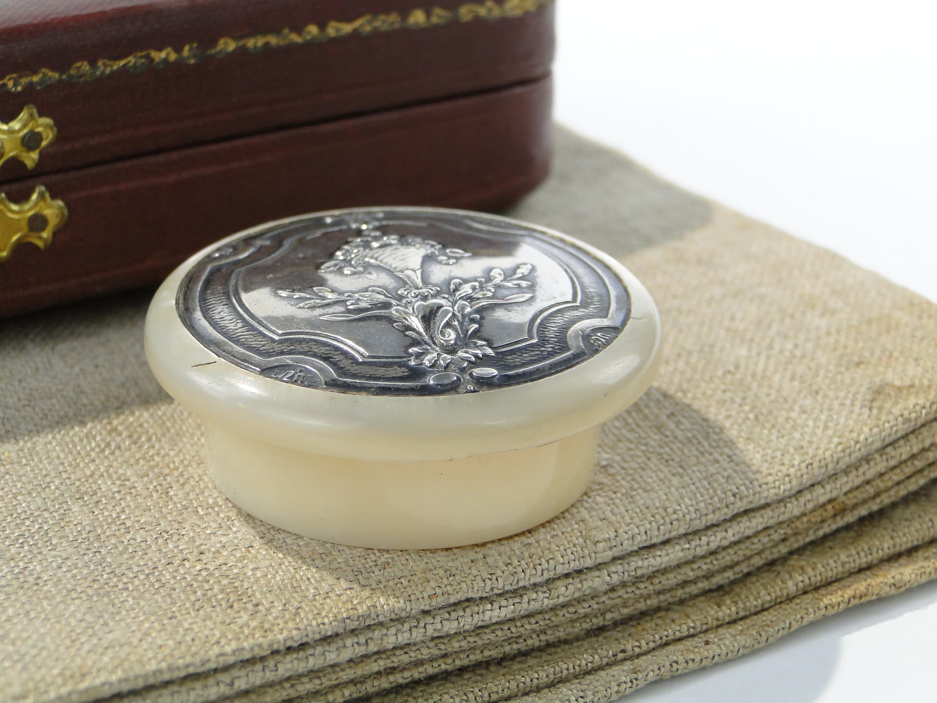 Cabinet box, cream bone, mother-of-pearl, silver, United Kingdom, early 20th c. - 346992