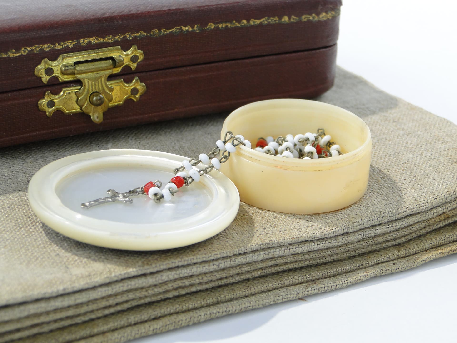 Cabinet box, cream bone, mother-of-pearl, silver, United Kingdom, early 20th c. - 346995