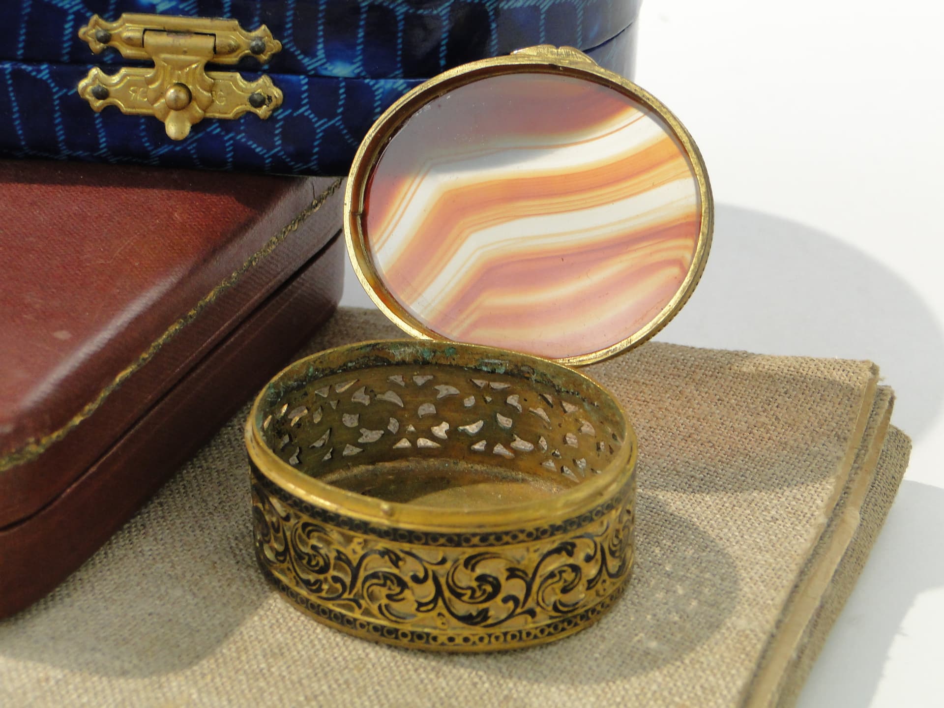Filigree box, onyx, gilt brass, United Kingdom, early 20th century - 346999