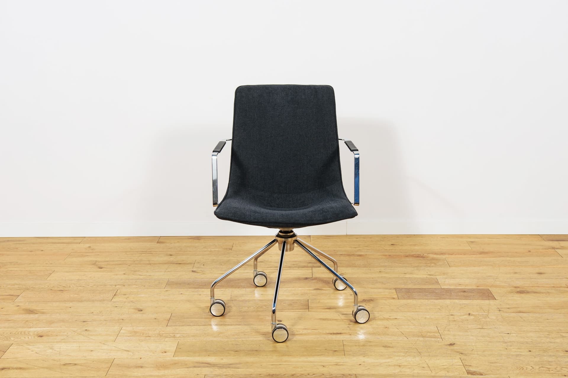 Set of six conference chairs Comet, black fabric, silver aluminum, by G. Allard, Lammhults, Sweden, 1990s. - 347112
