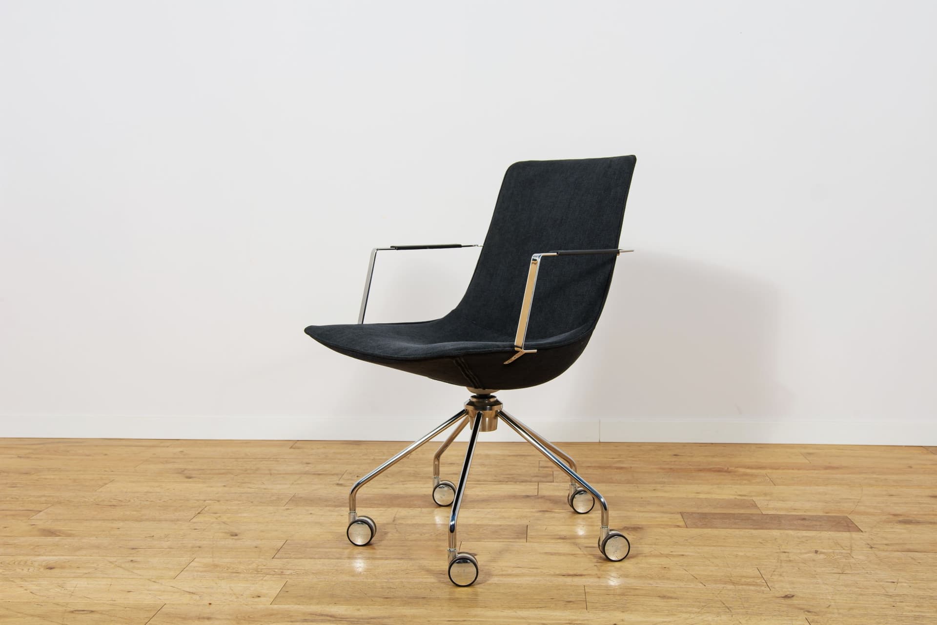 Set of six conference chairs Comet, black fabric, silver aluminum, by G. Allard, Lammhults, Sweden, 1990s. - 347116