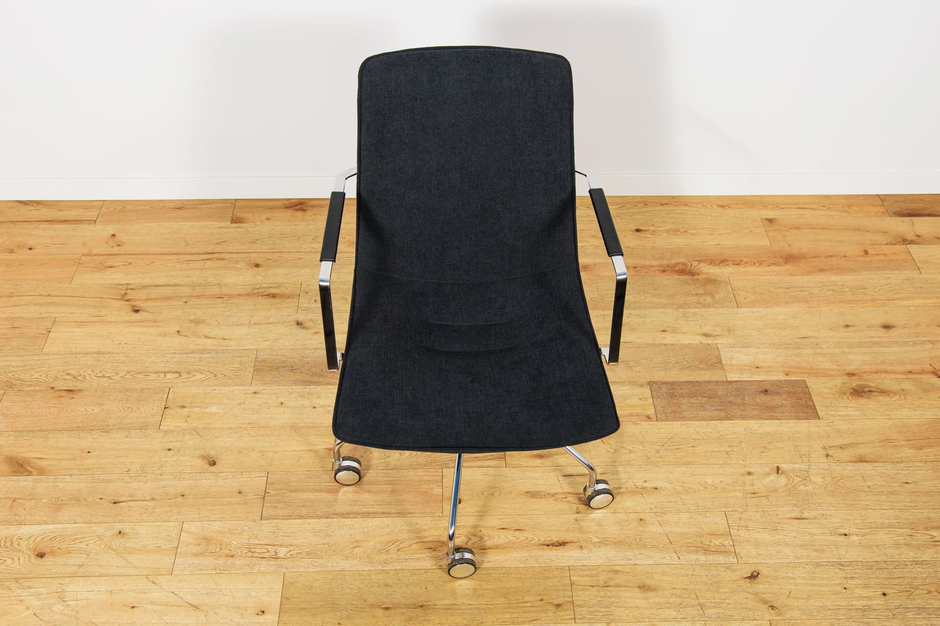 Set of six conference chairs Comet, black fabric, silver aluminum, by G. Allard, Lammhults, Sweden, 1990s. - 347114