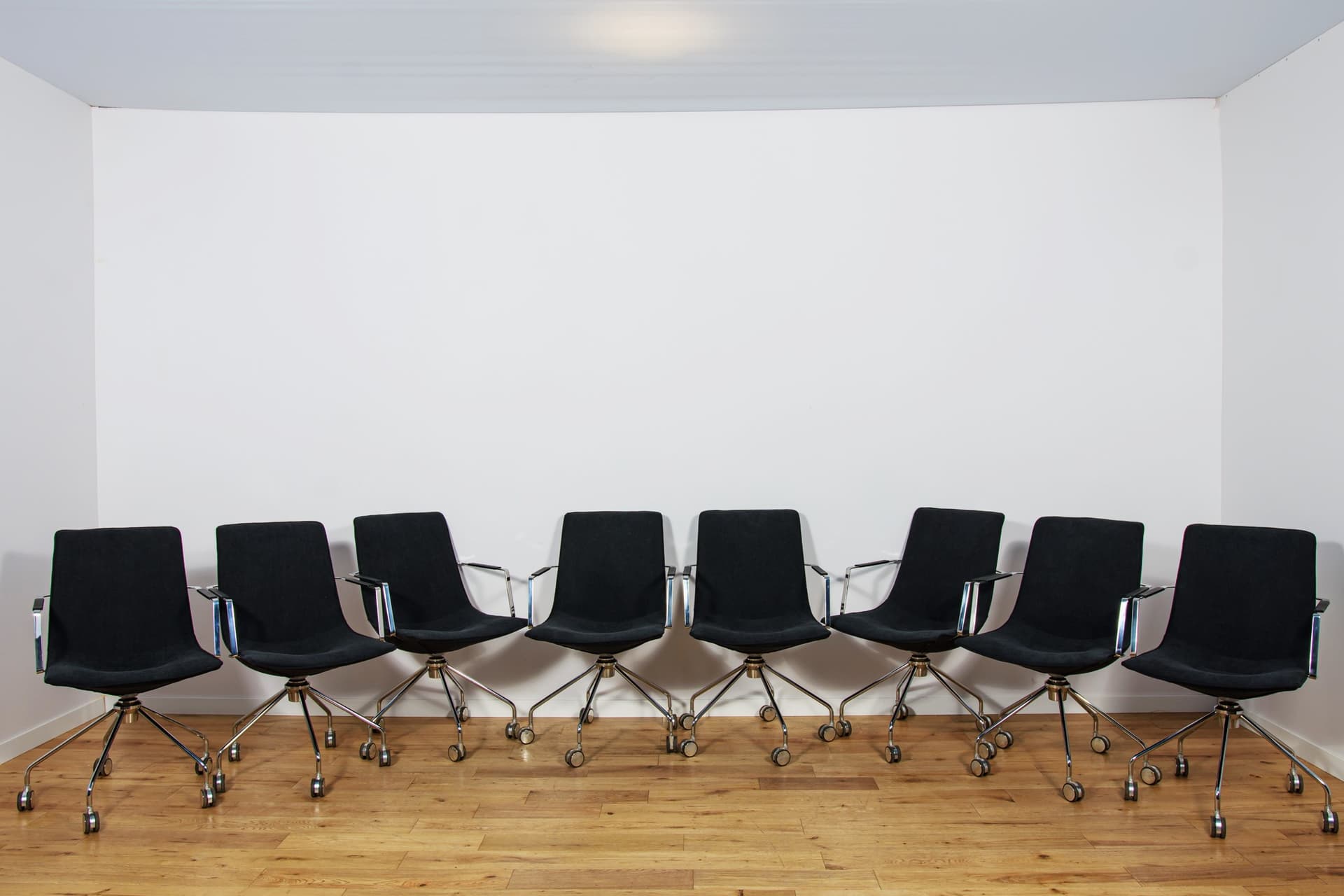 Set of eight conference chairs Comet, black synthetic fabric, silver aluminum, by G. Allard, Lammhults, Sweden, 1990s. - 347192