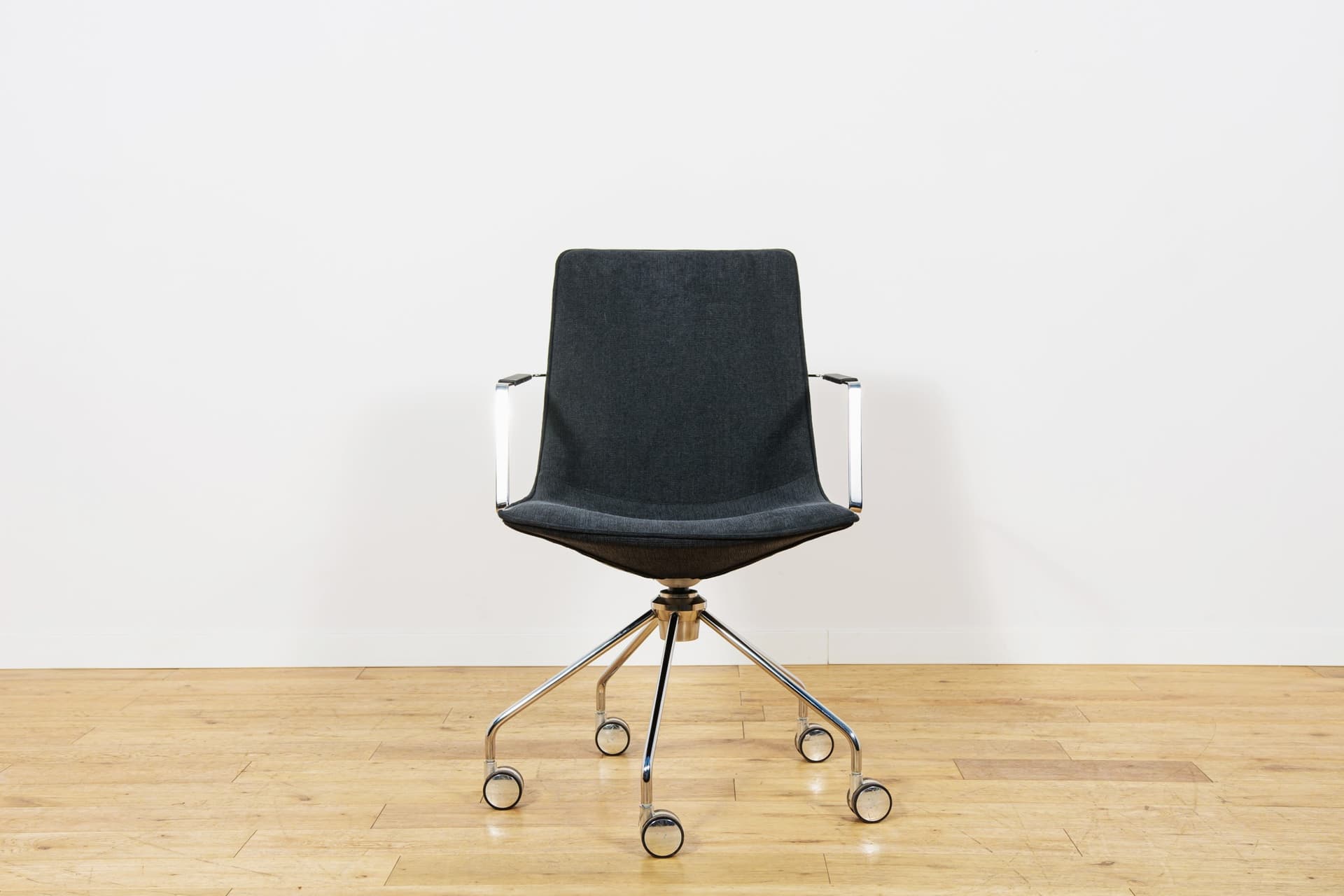 Set of eight conference chairs Comet, black synthetic fabric, silver aluminum, by G. Allard, Lammhults, Sweden, 1990s. - 347178