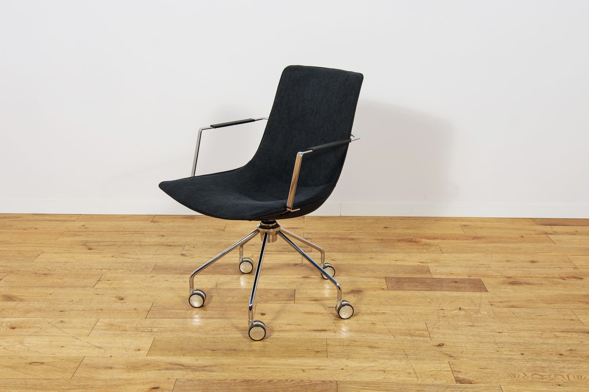 Set of eight conference chairs Comet, black synthetic fabric, silver aluminum, by G. Allard, Lammhults, Sweden, 1990s. - 347180