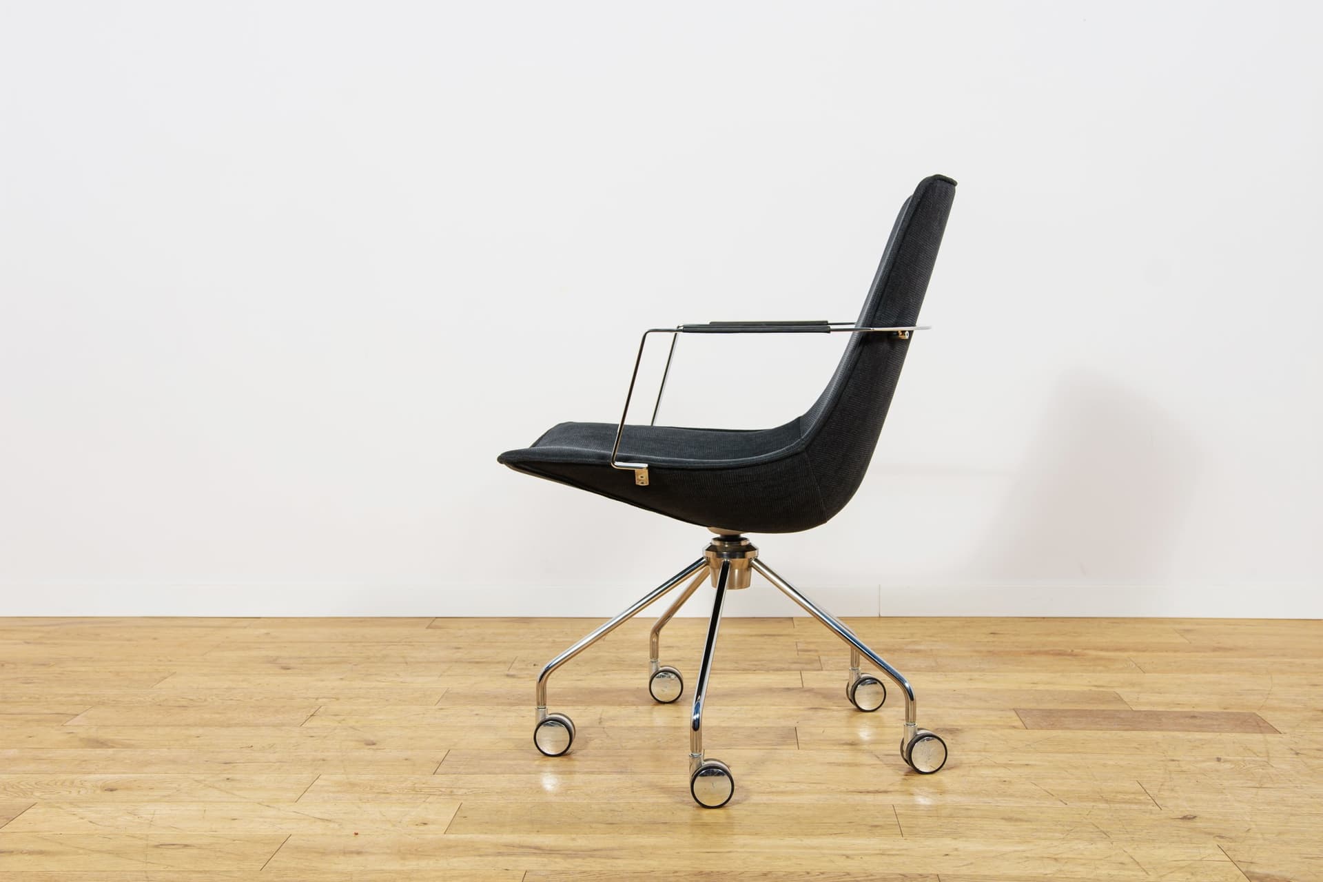 Set of four conference chairs Comet, black wool, silver aluminum, by G. Allard, Lammhults, Sweden, 1990s. - 347244