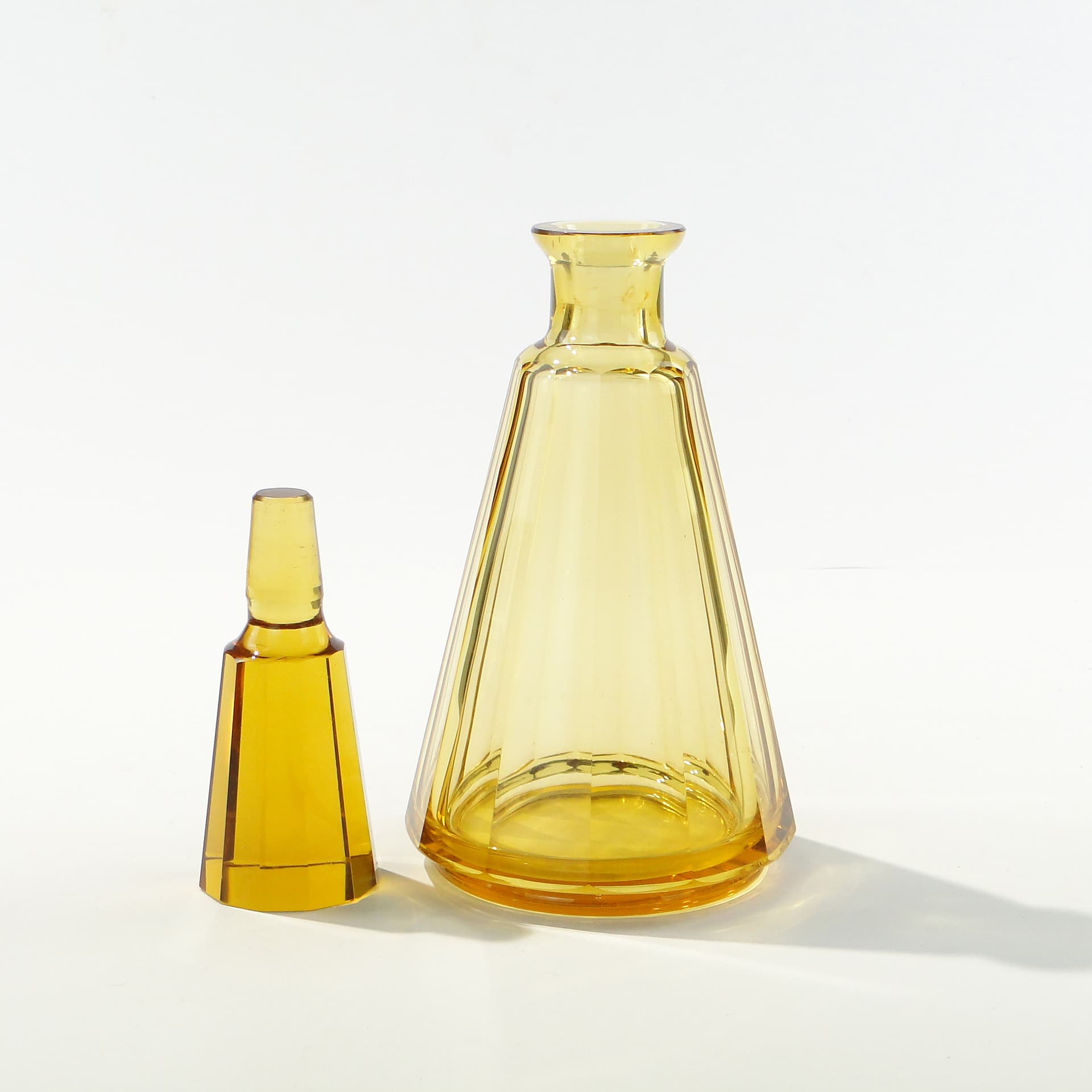 Decanter Art Deco, yellow crystal, Czech Republic, 1920s - 347326