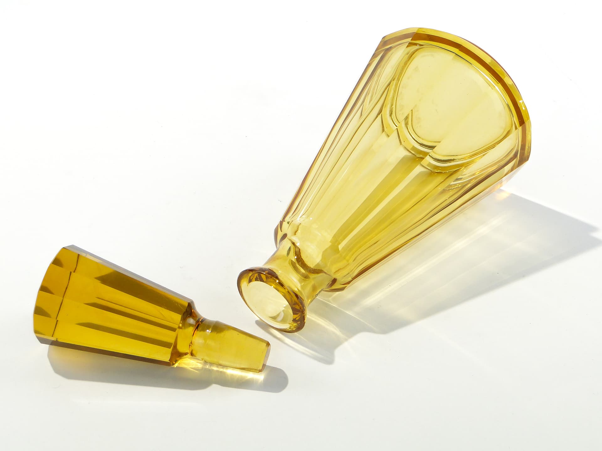 Decanter Art Deco, yellow crystal, Czech Republic, 1920s - 347319