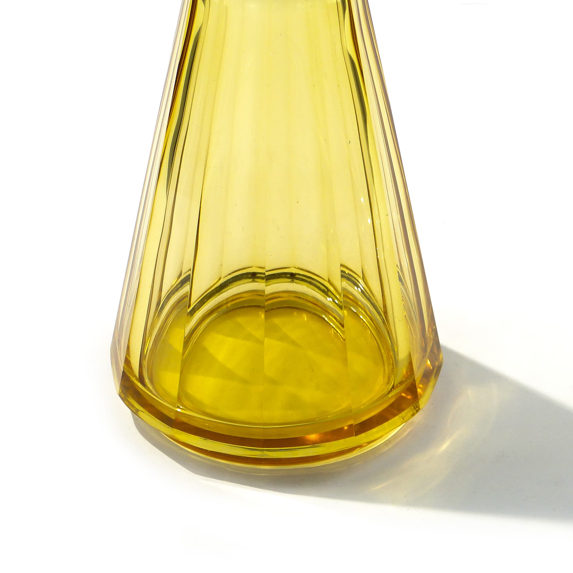Decanter Art Deco, yellow crystal, Czech Republic, 1920s - 347325
