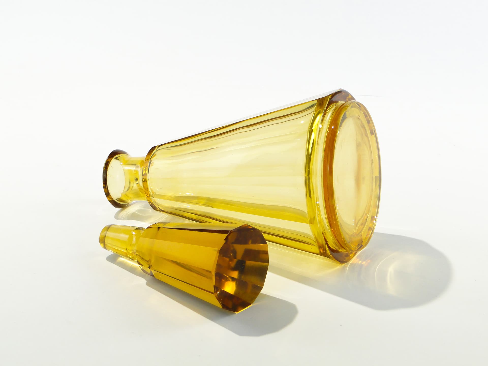 Decanter Art Deco, yellow crystal, Czech Republic, 1920s - 347320