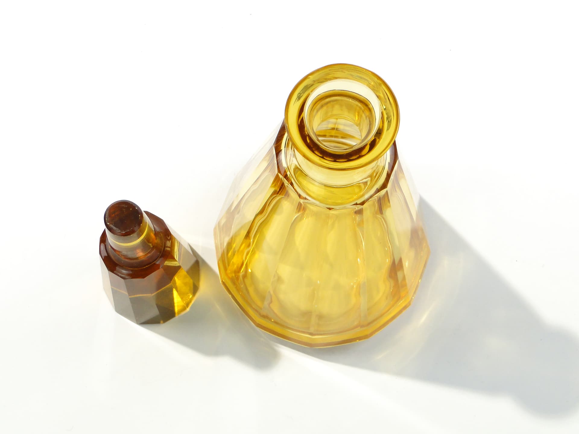 Decanter Art Deco, yellow crystal, Czech Republic, 1920s - 347318