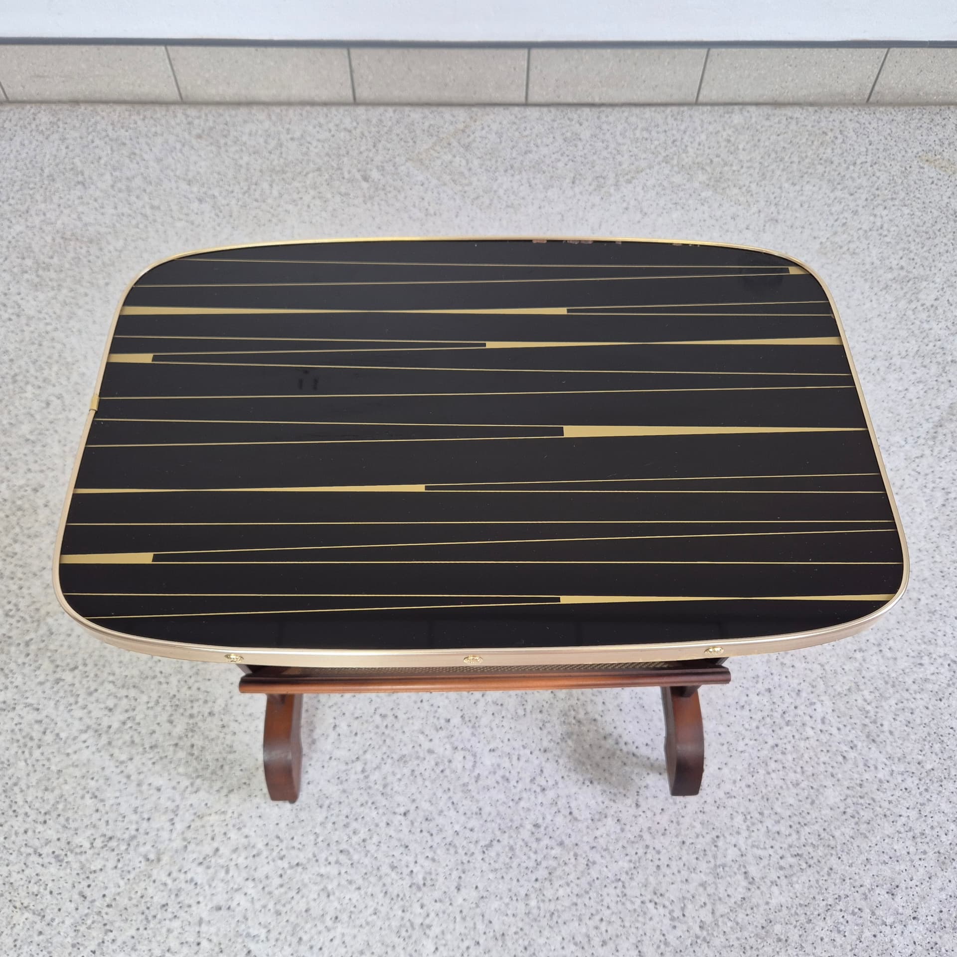 Gazetnik Rockabilly, drewno brązowe, szkło transparentne, metal czarny, mosiądz złoty, Niemcy, lata 60. - 347598