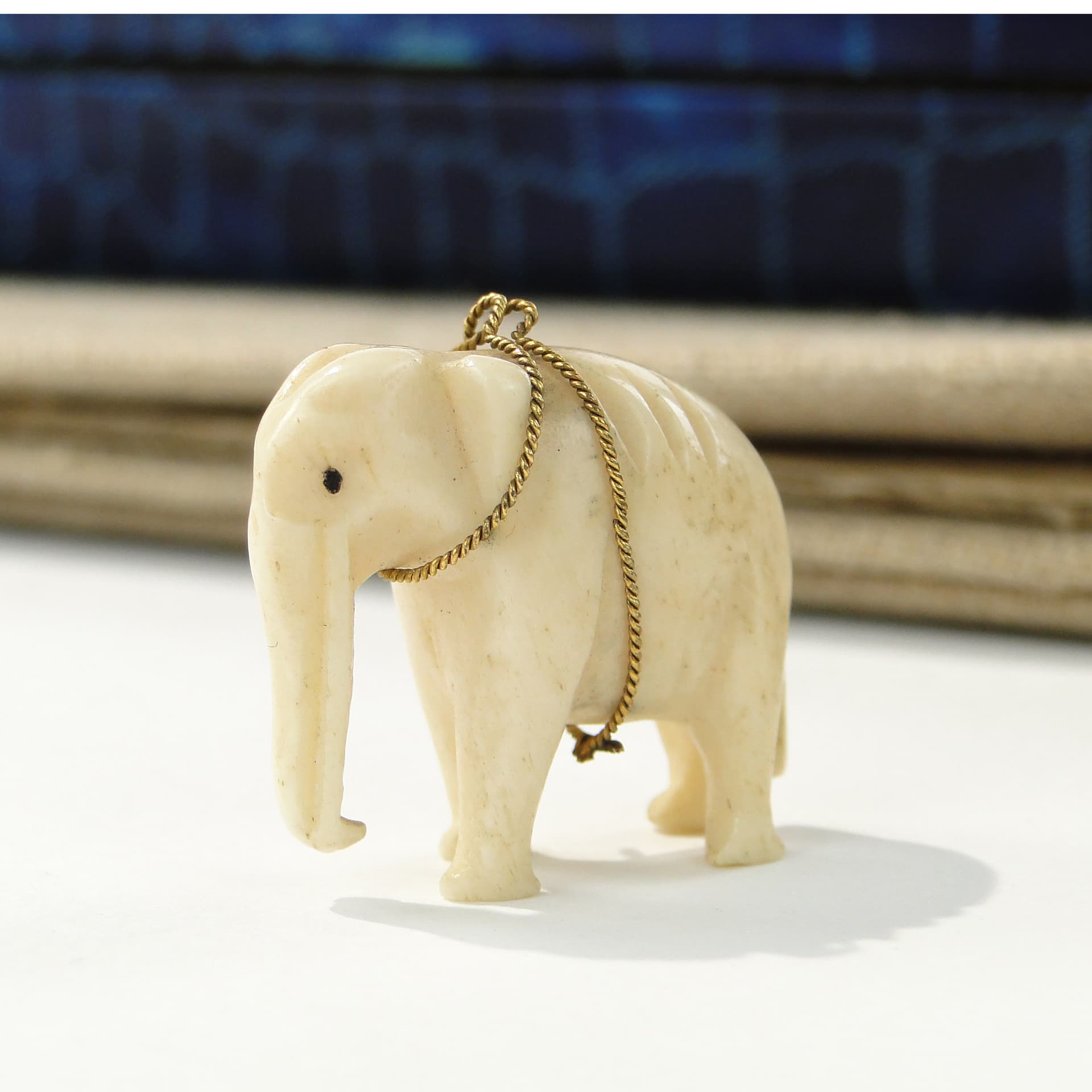 Elephant Pendant, beige natural bone, gold jewellery wire, United Kingdom, 19th century - 347702