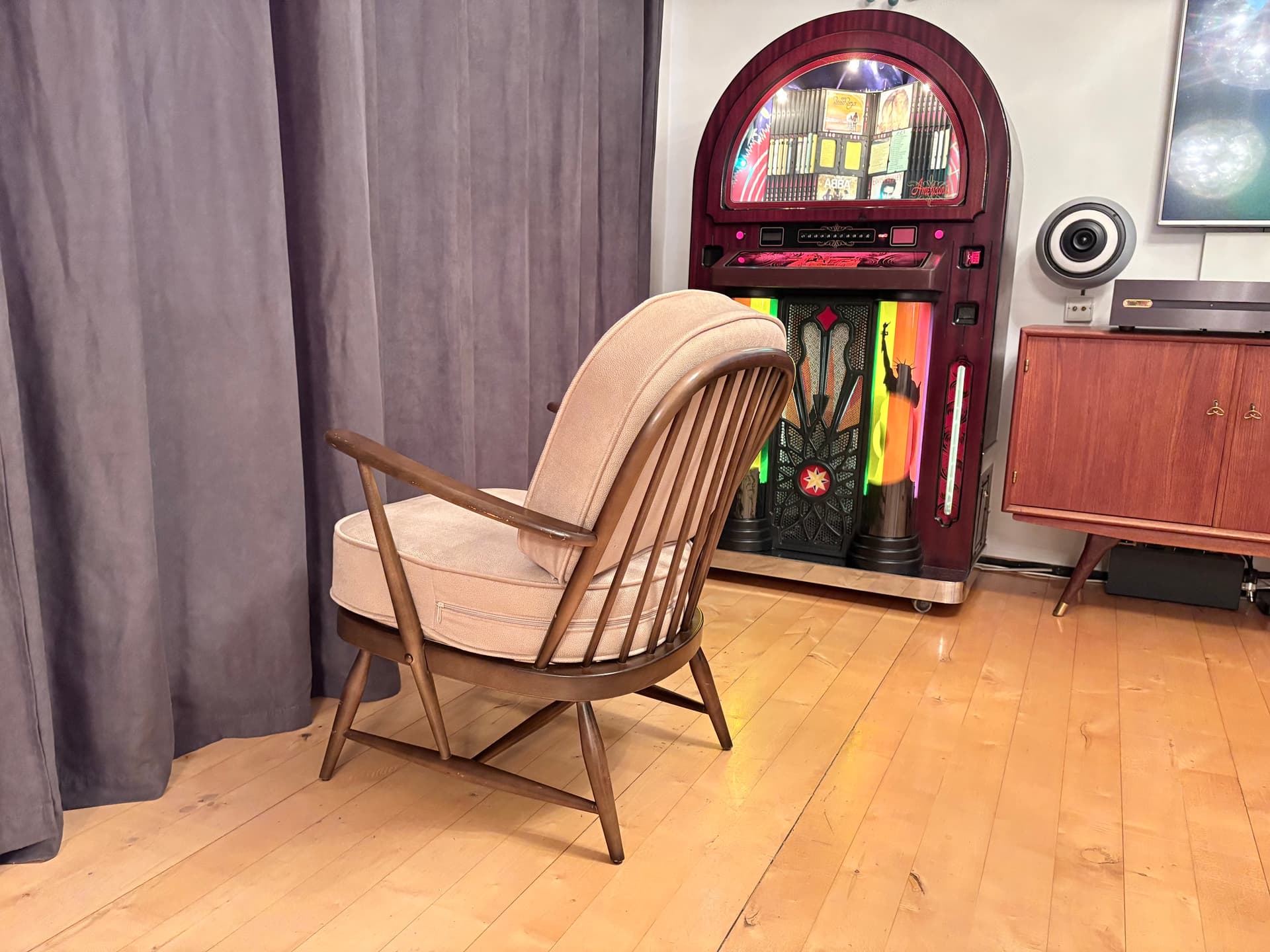 Armchair Windsor, brown wood, beige upholstery, by L. Ercolani, United Kingdom, 1960s. - 347855