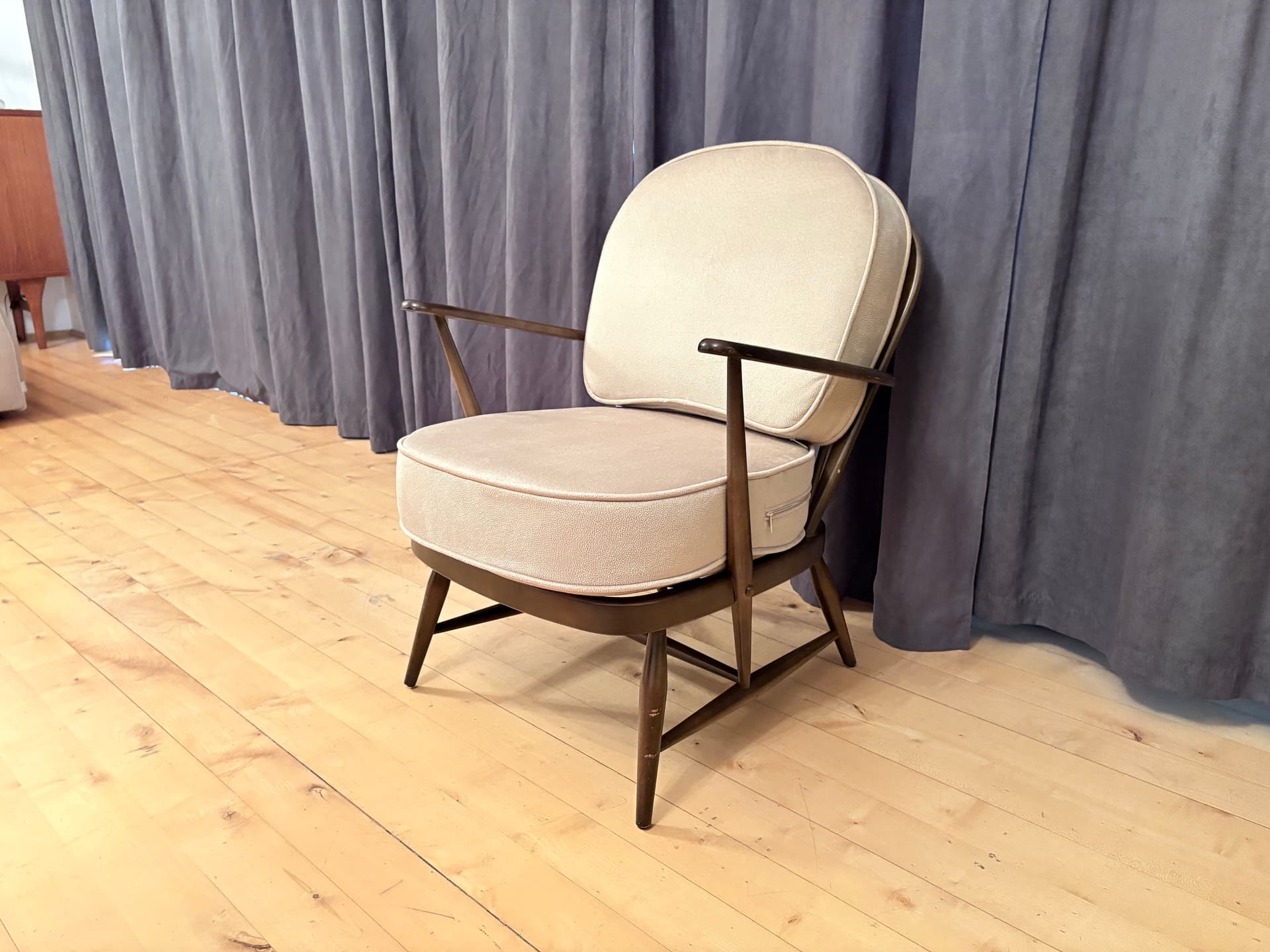 Armchair Windsor, brown wood, beige upholstery, by L. Ercolani, United Kingdom, 1960s. - 347852