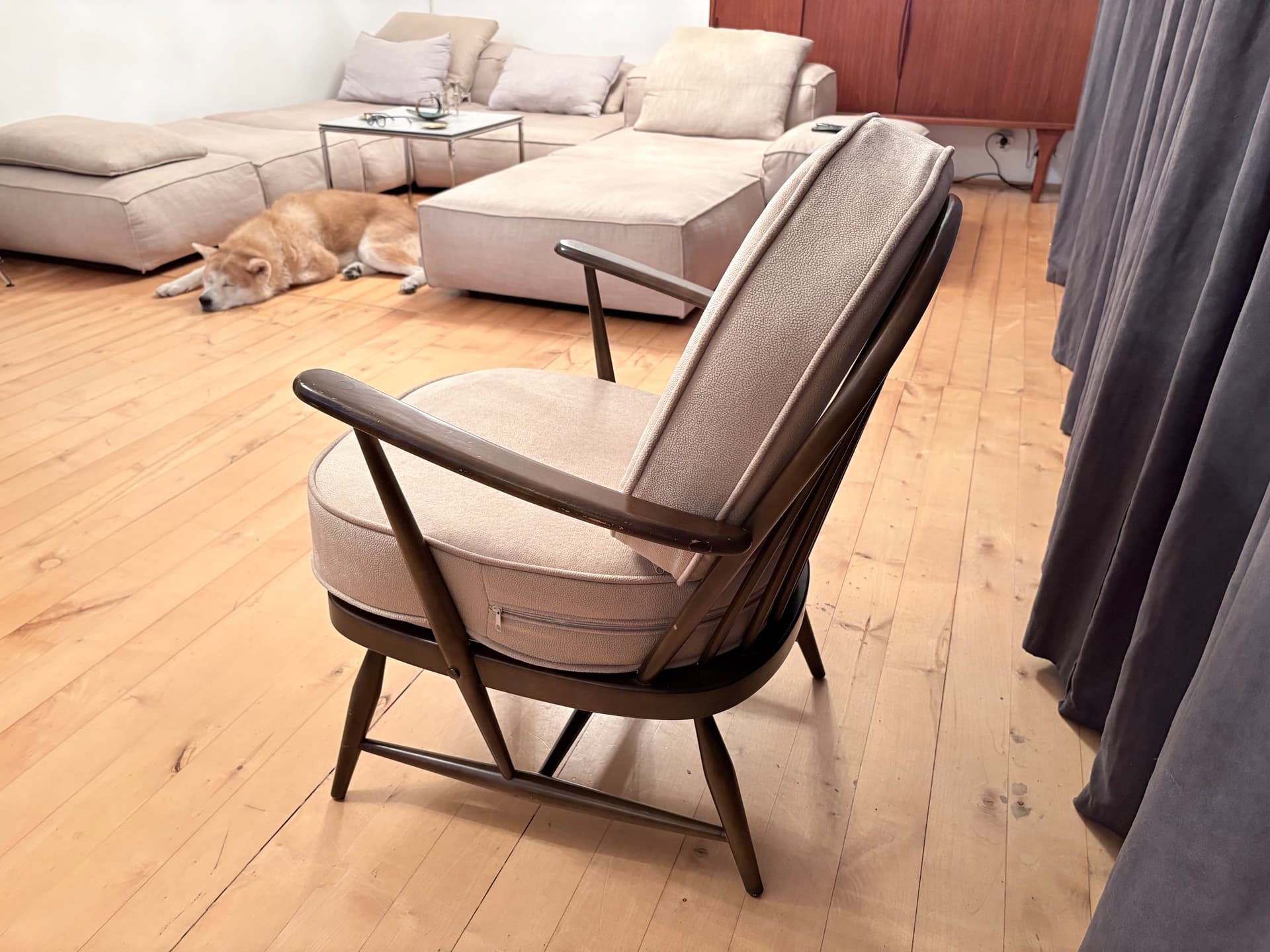 Armchair Windsor, brown wood, beige upholstery, by L. Ercolani, United Kingdom, 1960s. - 347856