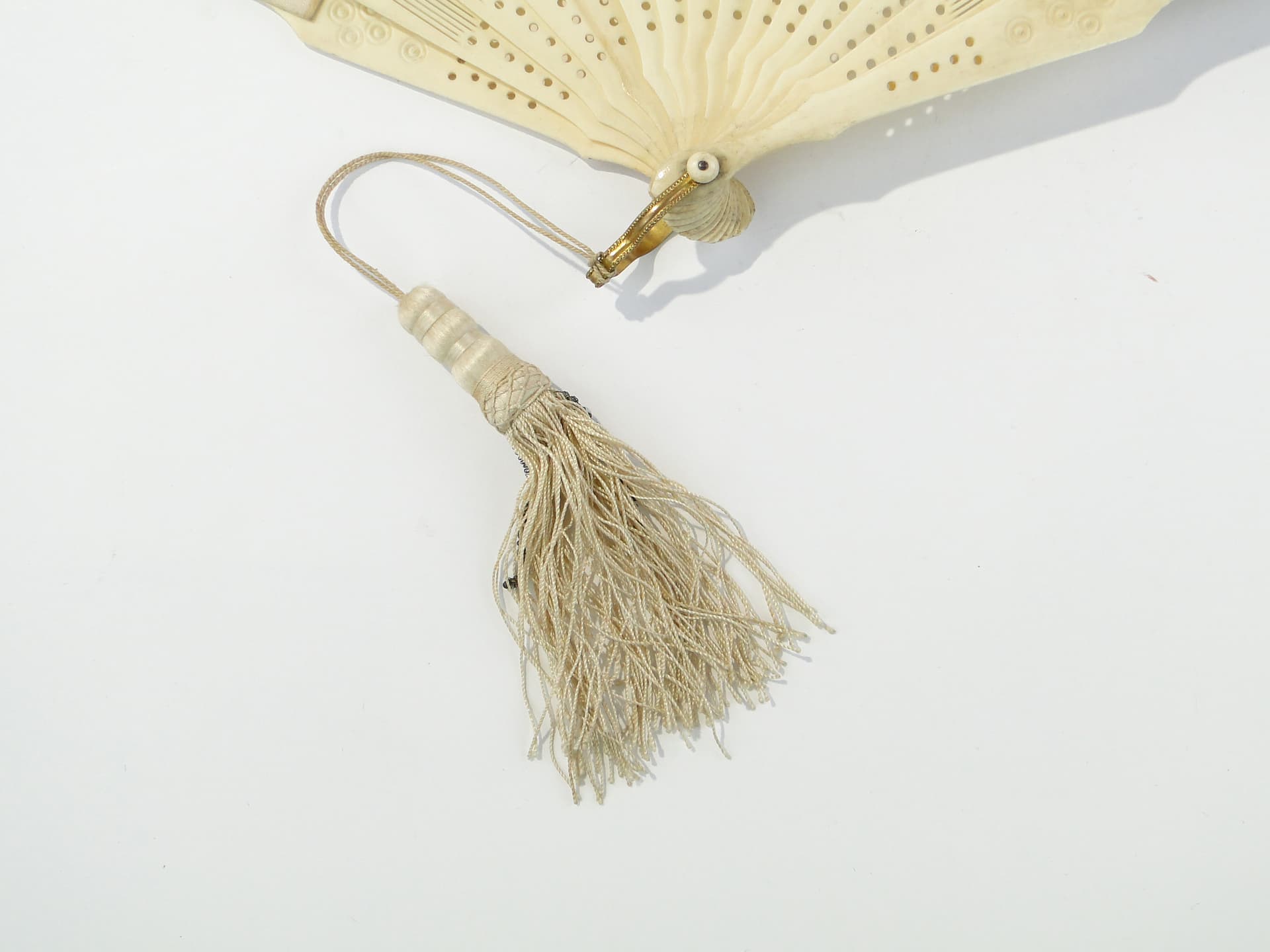 Artistic fan, openwork cream bone, cream silk, 19th century - 347917