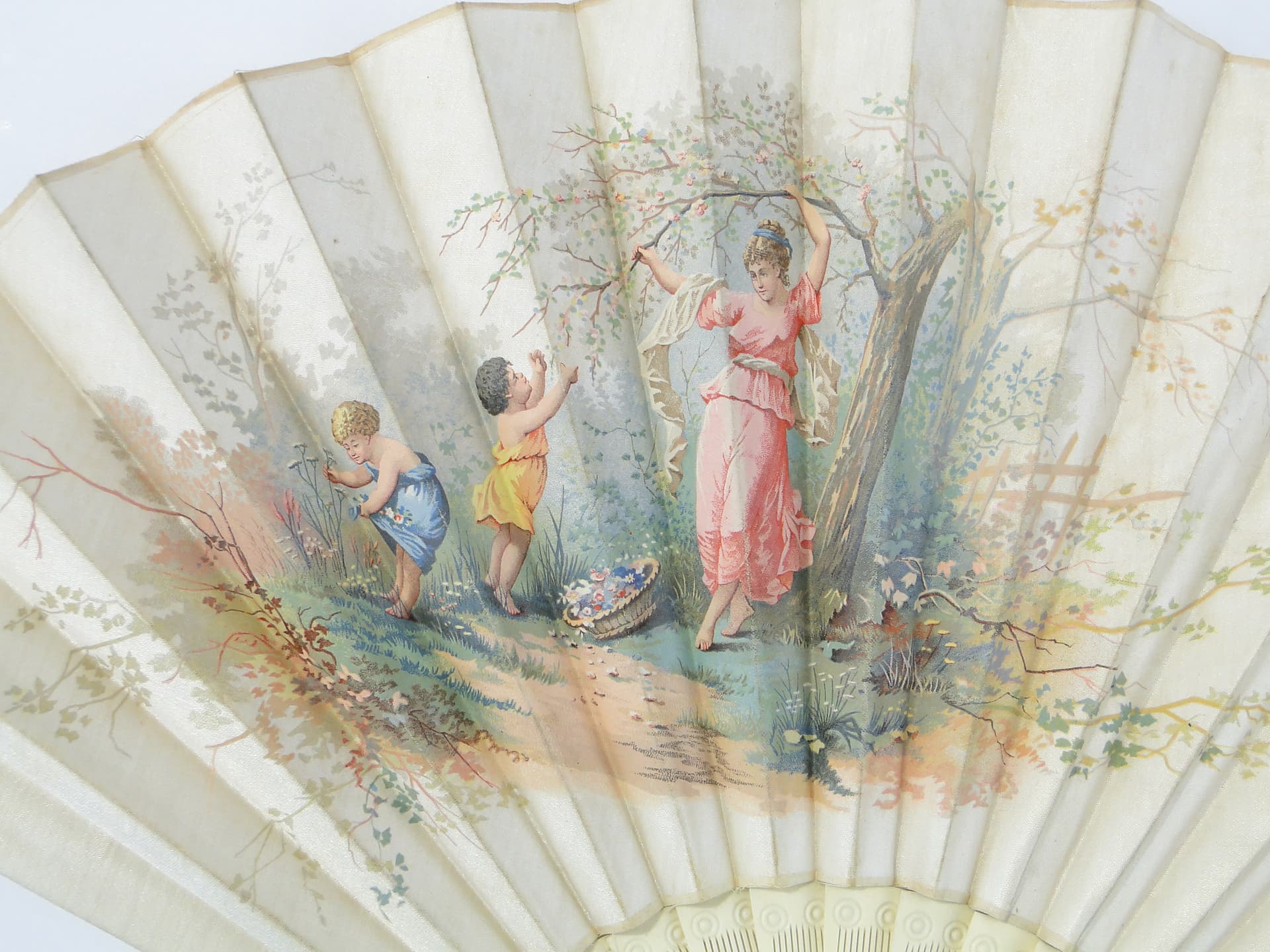Artistic fan, openwork cream bone, cream silk, 19th century - 347920