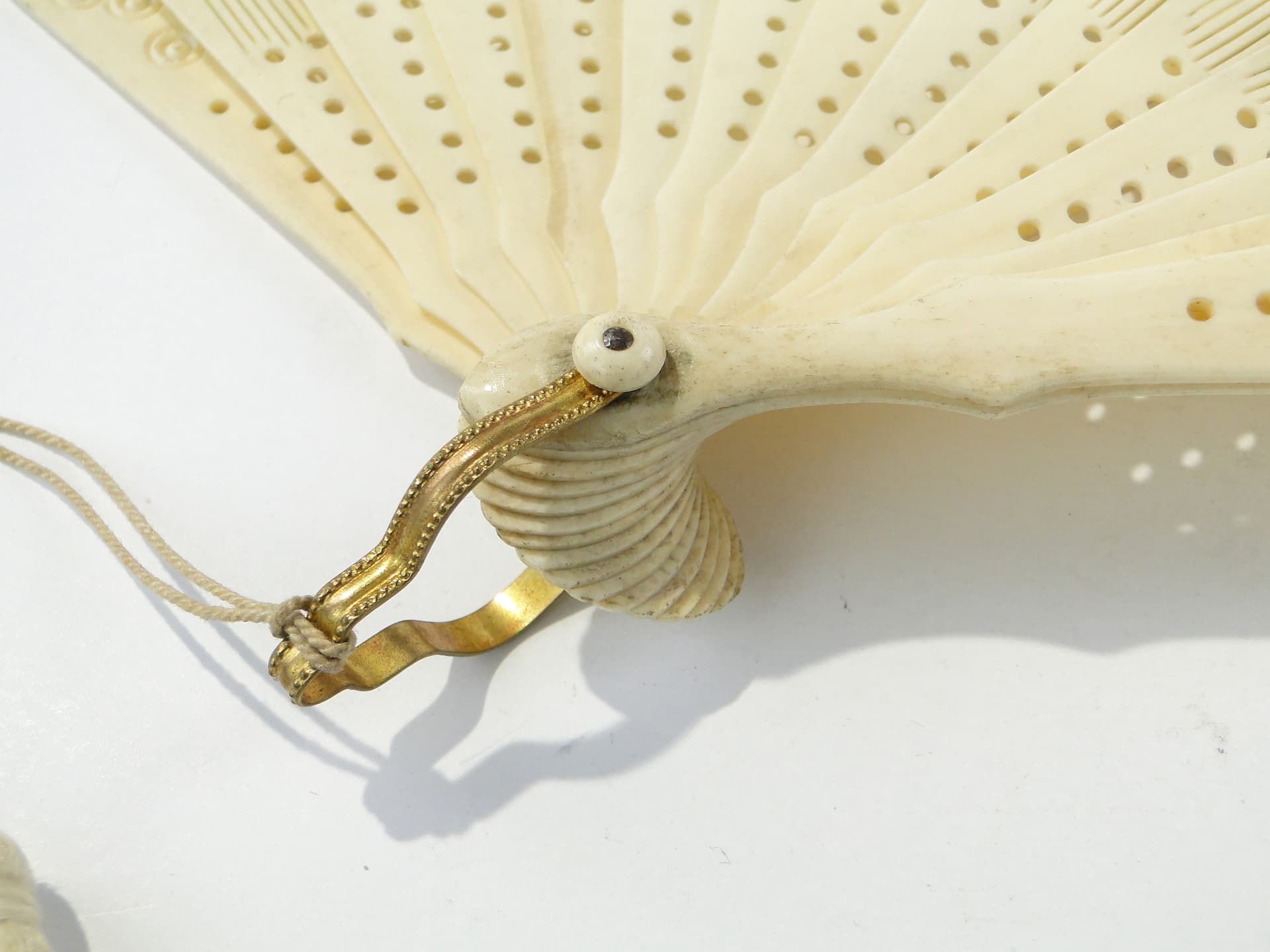 Artistic fan, openwork cream bone, cream silk, 19th century - 347912