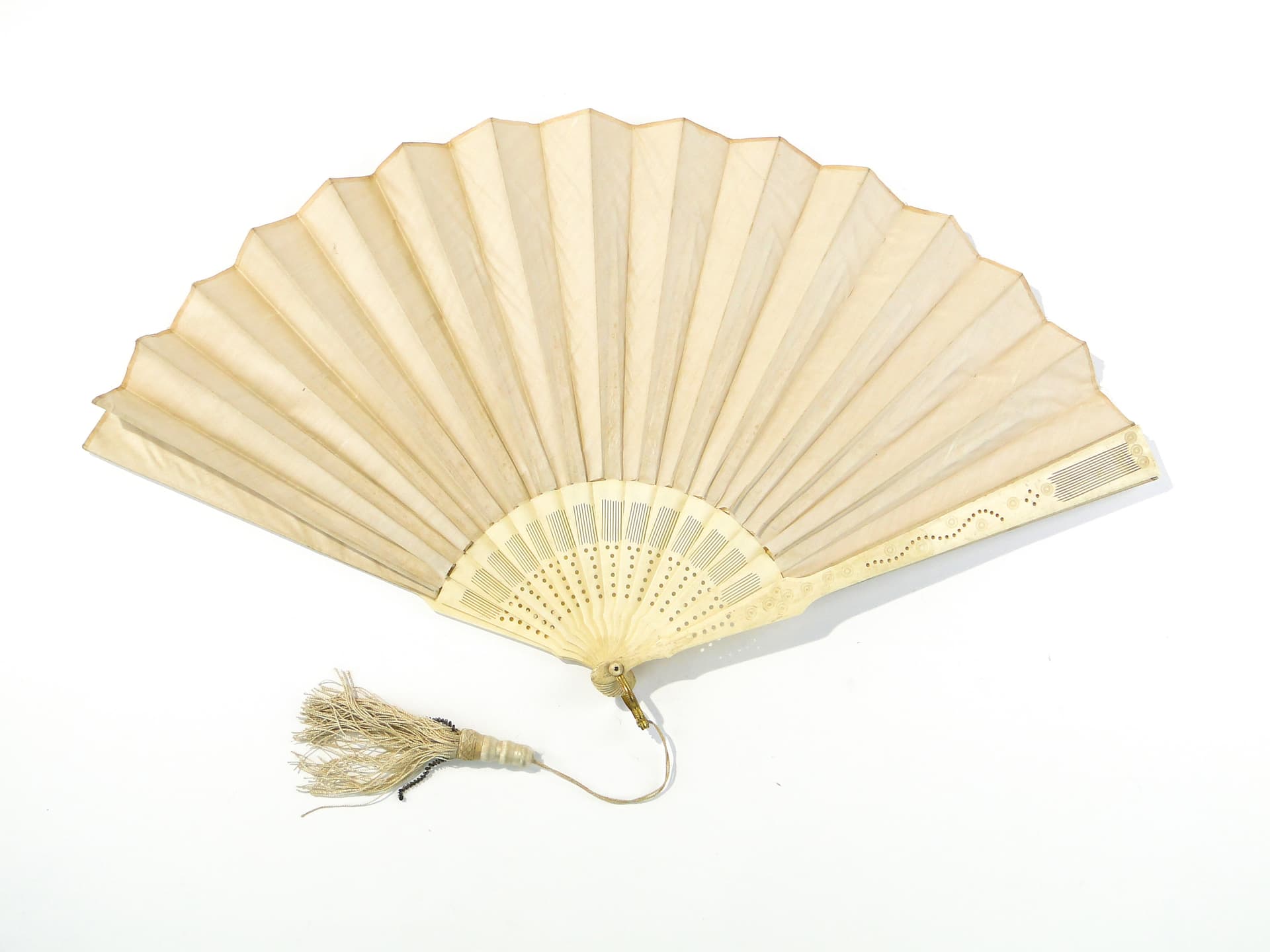 Artistic fan, openwork cream bone, cream silk, 19th century - 347911