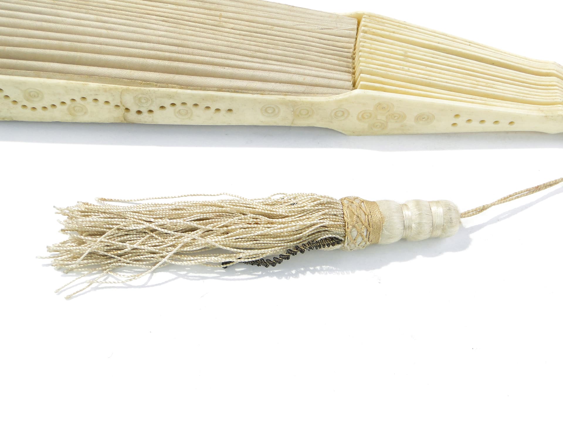 Artistic fan, openwork cream bone, cream silk, 19th century - 347923