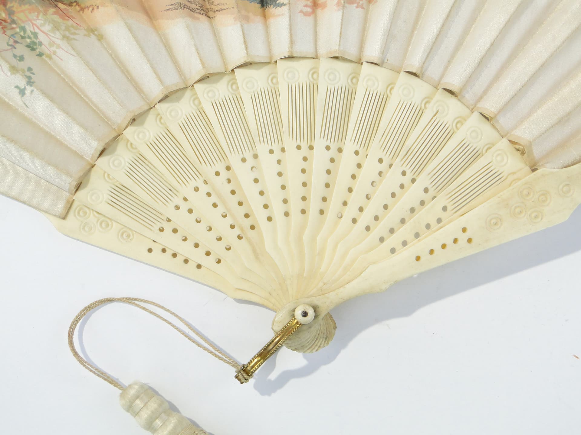 Artistic fan, openwork cream bone, cream silk, 19th century - 347918