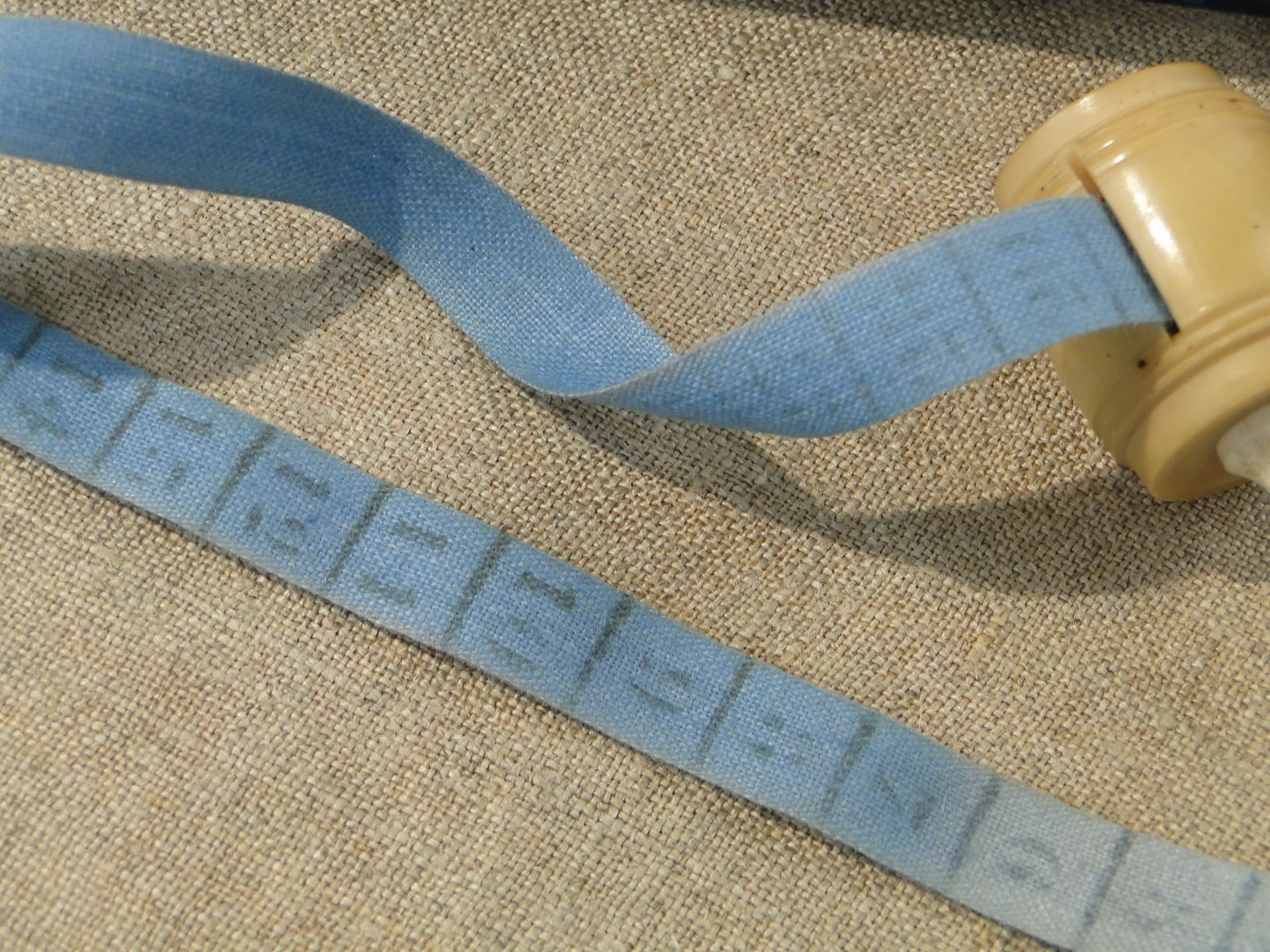 Miniature tailor's tape measure, beige white bone, France, 19th century - 347938
