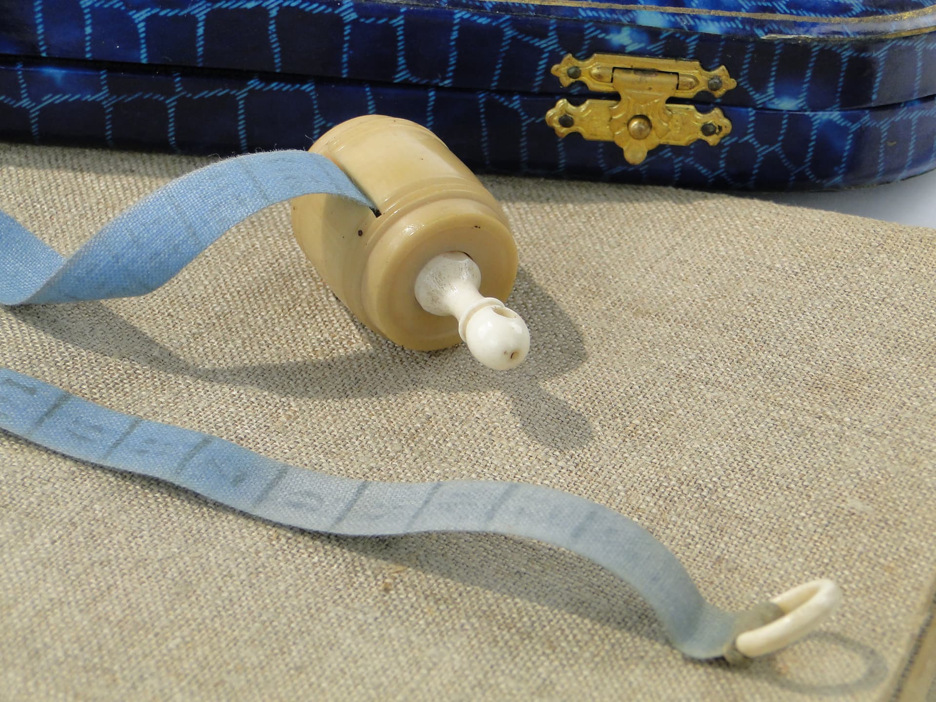 Miniature tailor's tape measure, beige white bone, France, 19th century - 347937
