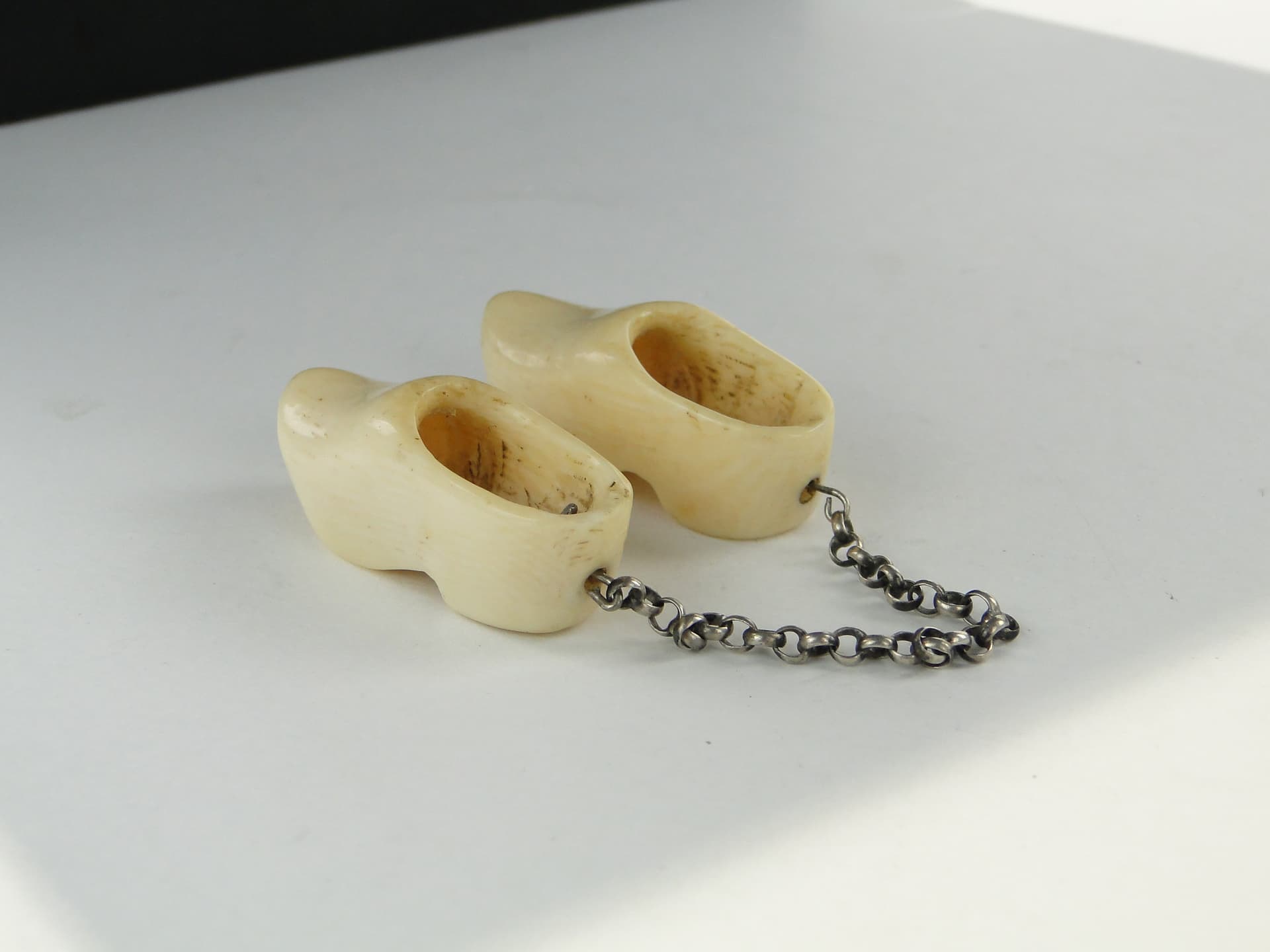 Para miniaturowych chodaków, etnograficzna, kość naturalna beżowa, metal brązowy, Europa Północna, przełom XIX i XX w. - 347946