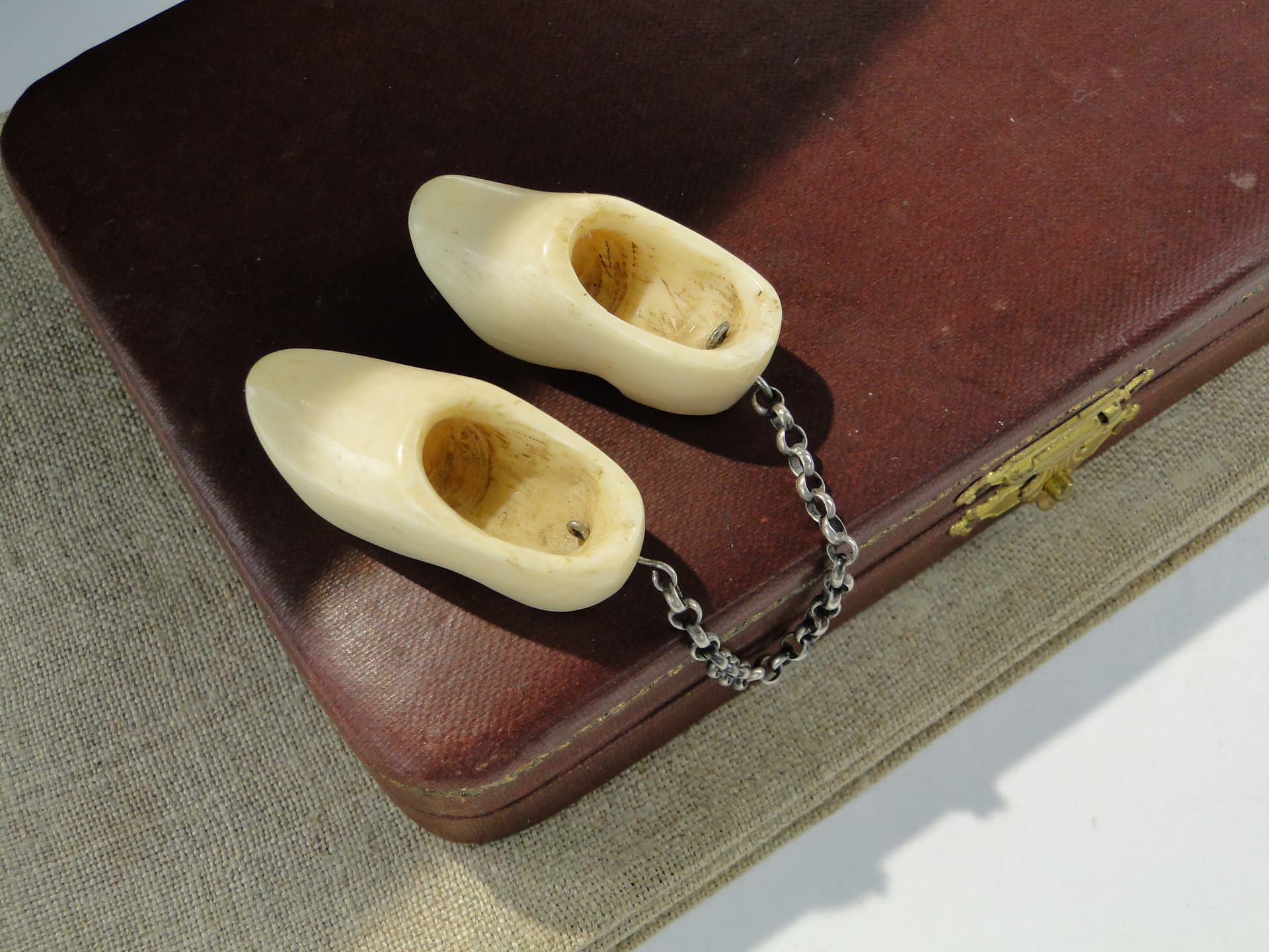 Para miniaturowych chodaków, etnograficzna, kość naturalna beżowa, metal brązowy, Europa Północna, przełom XIX i XX w. - 347943