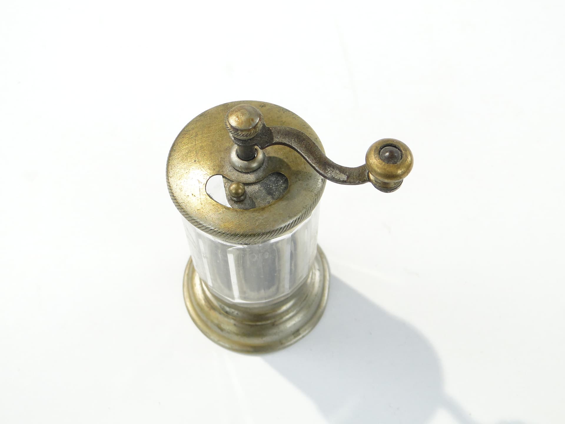 Miniature Spice Grinder, transparent crystal, gold brass, turn of the 19th and 20th century - 349232