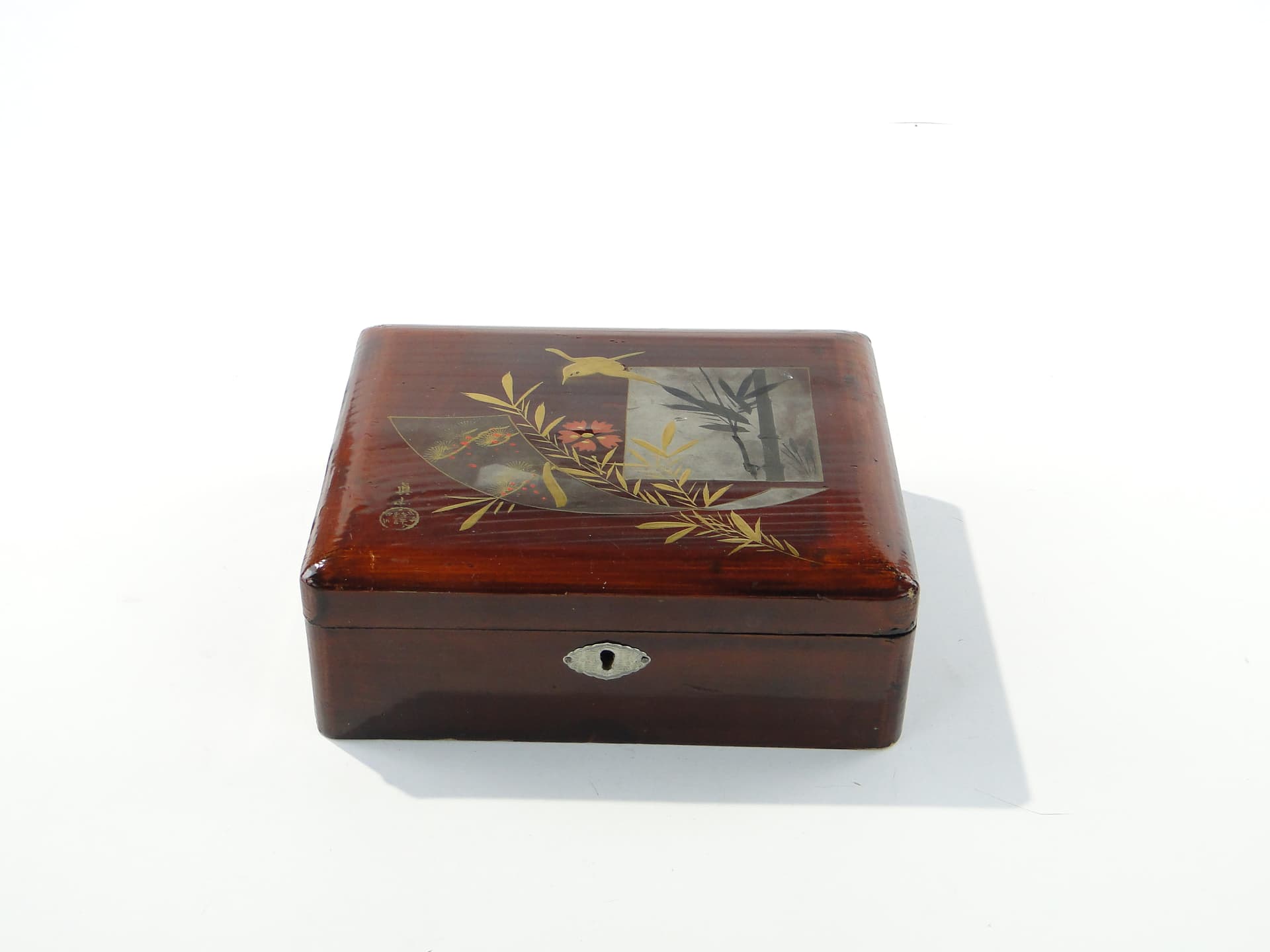 Lacquer box Meiji, brown red black gold green, wood lacquer gilt, Japan, early 20th century