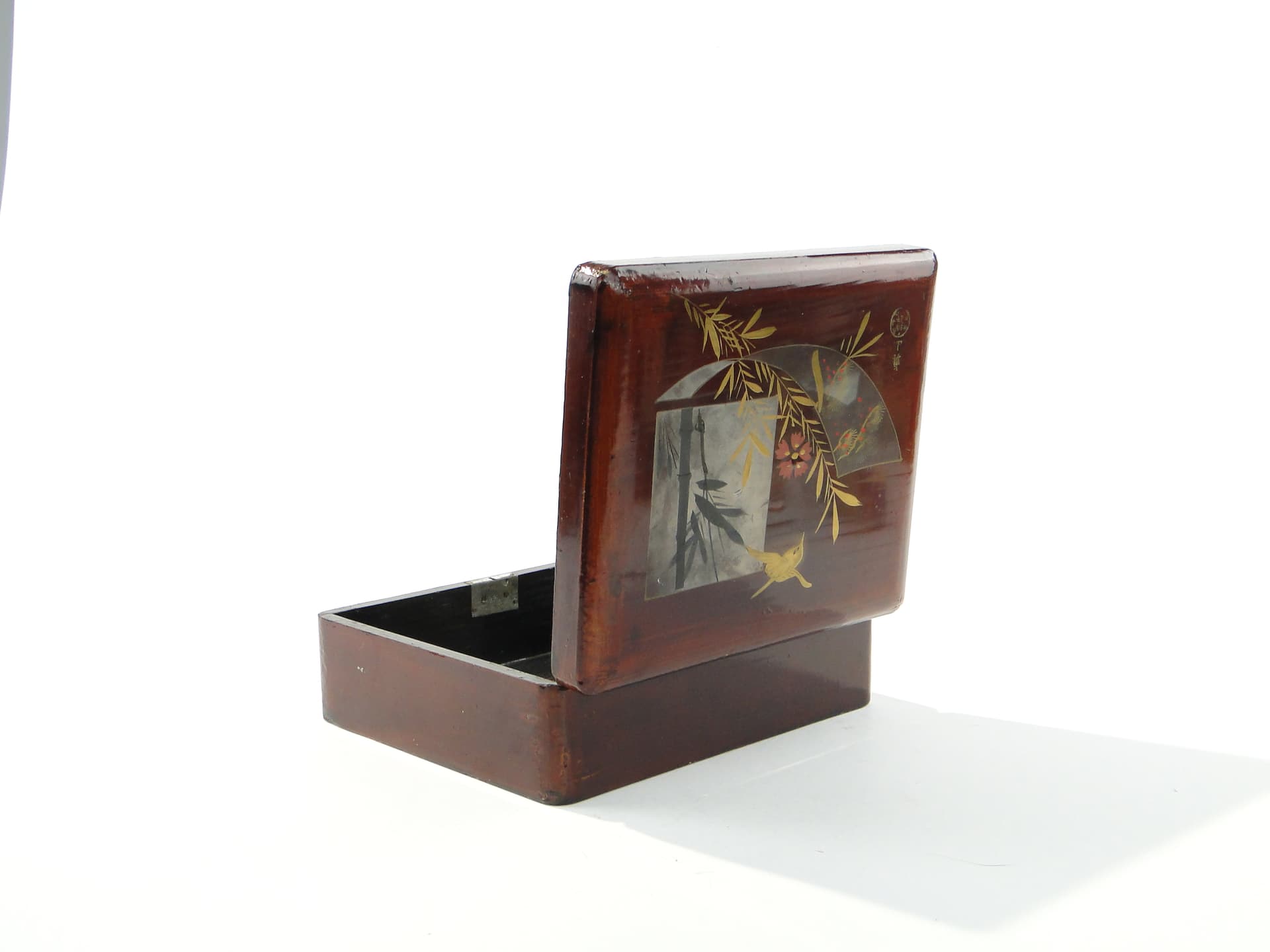 Lacquer box Meiji, brown red black gold green, wood lacquer gilt, Japan, early 20th century - 349399