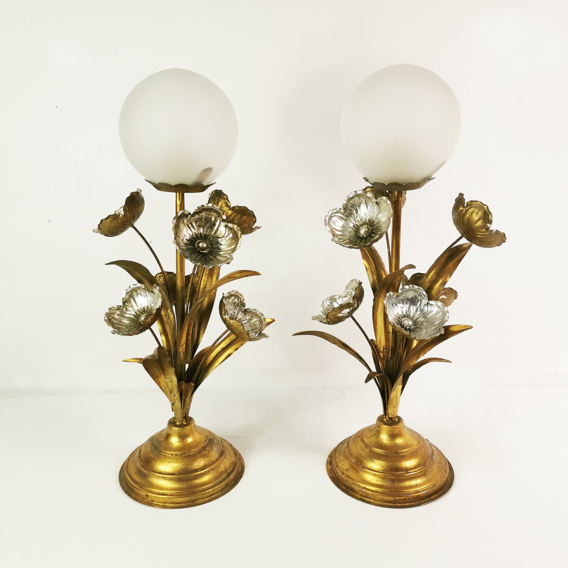 Pair of table lamps Regency Hollywood, gold silver metal, frosted glass, by H. Kögl, Germany, 1970s. - 349723