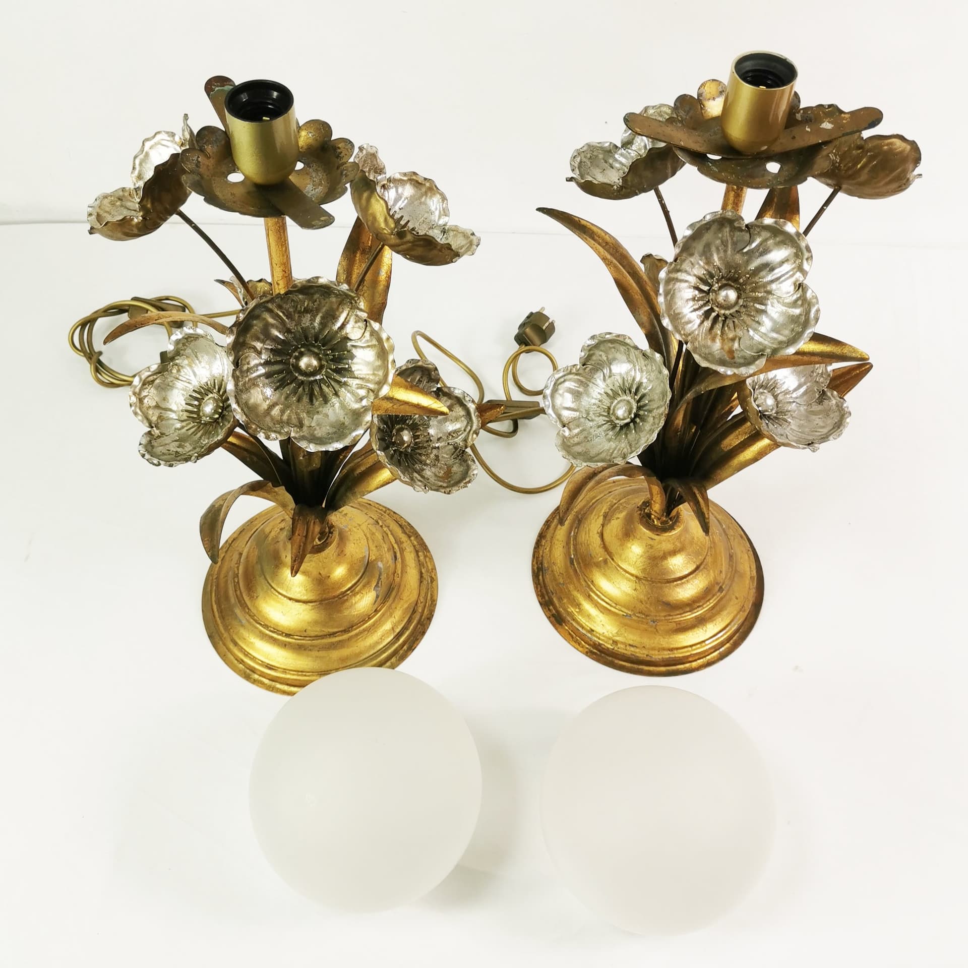 Pair of table lamps Regency Hollywood, gold silver metal, frosted glass, by H. Kögl, Germany, 1970s. - 349734