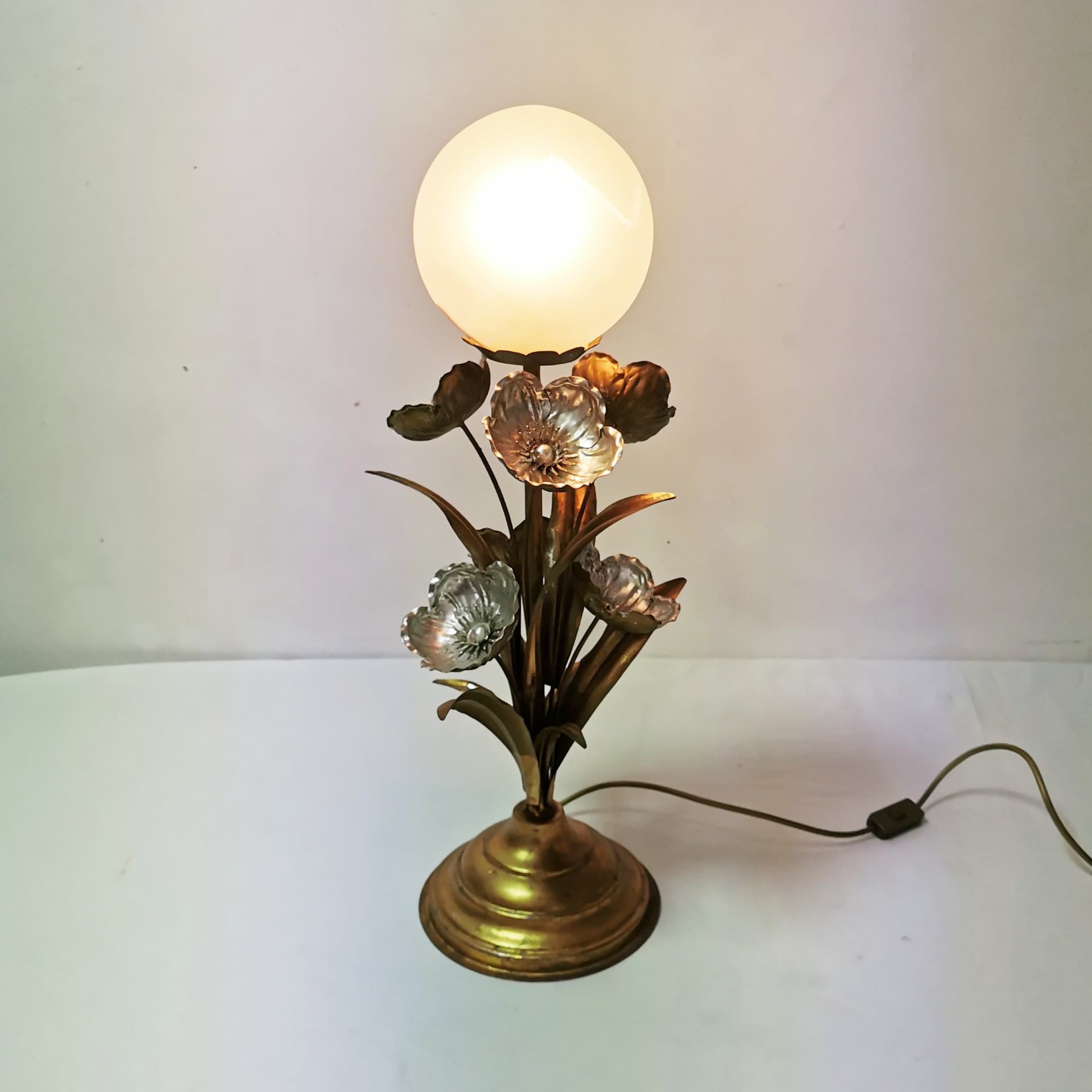 Pair of table lamps Regency Hollywood, gold silver metal, frosted glass, by H. Kögl, Germany, 1970s. - 349736