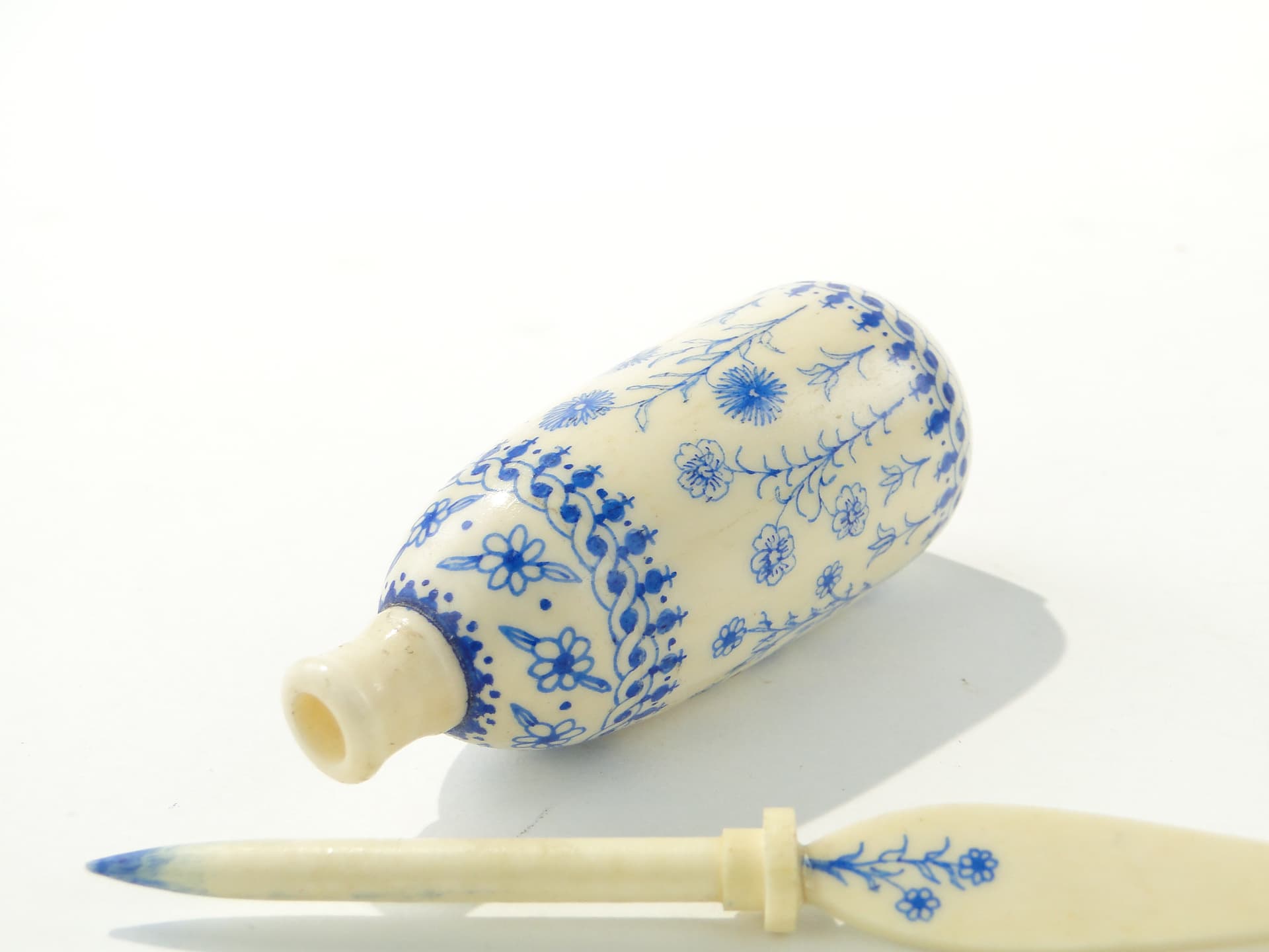 Attar Perfume Bottle, beige, bone, Persia or India, early 20th century - 349991