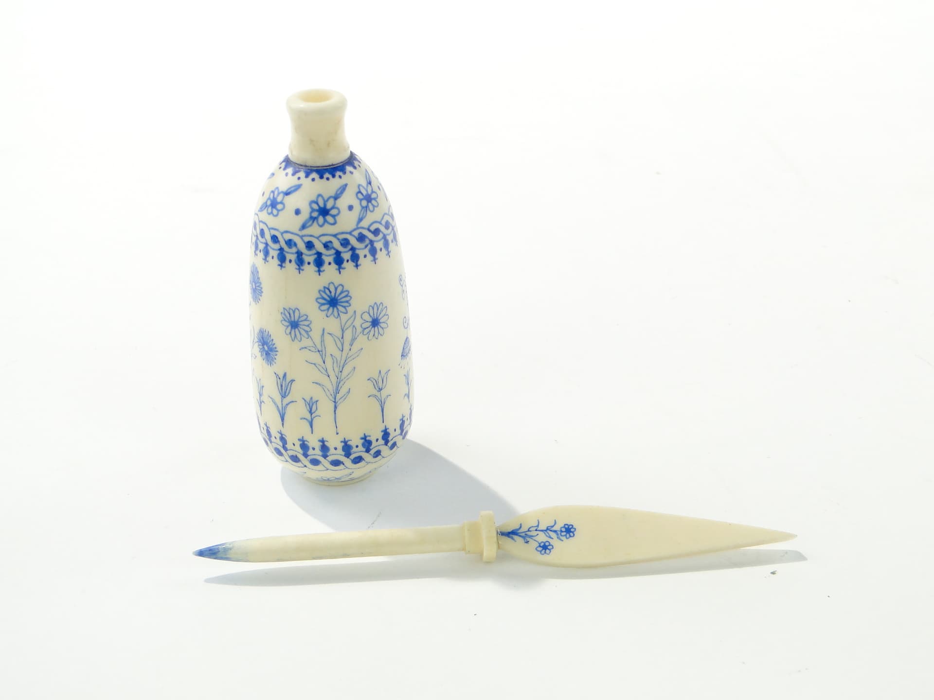 Attar Perfume Bottle, beige, bone, Persia or India, early 20th century - 349999