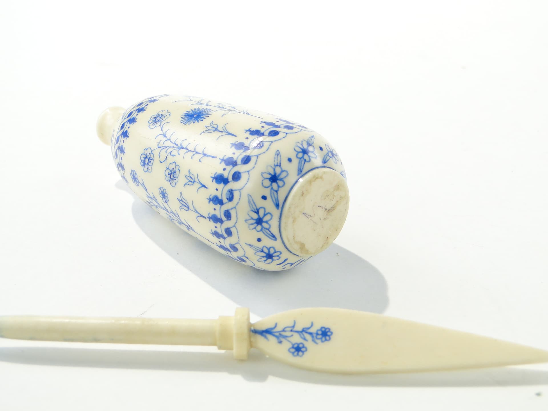 Attar Perfume Bottle, beige, bone, Persia or India, early 20th century - 349993