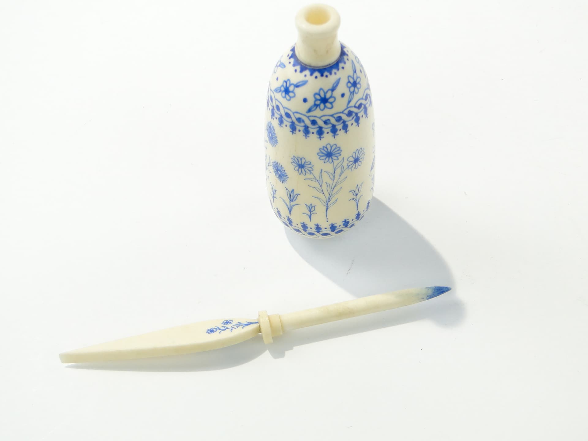Attar Perfume Bottle, beige, bone, Persia or India, early 20th century - 349998