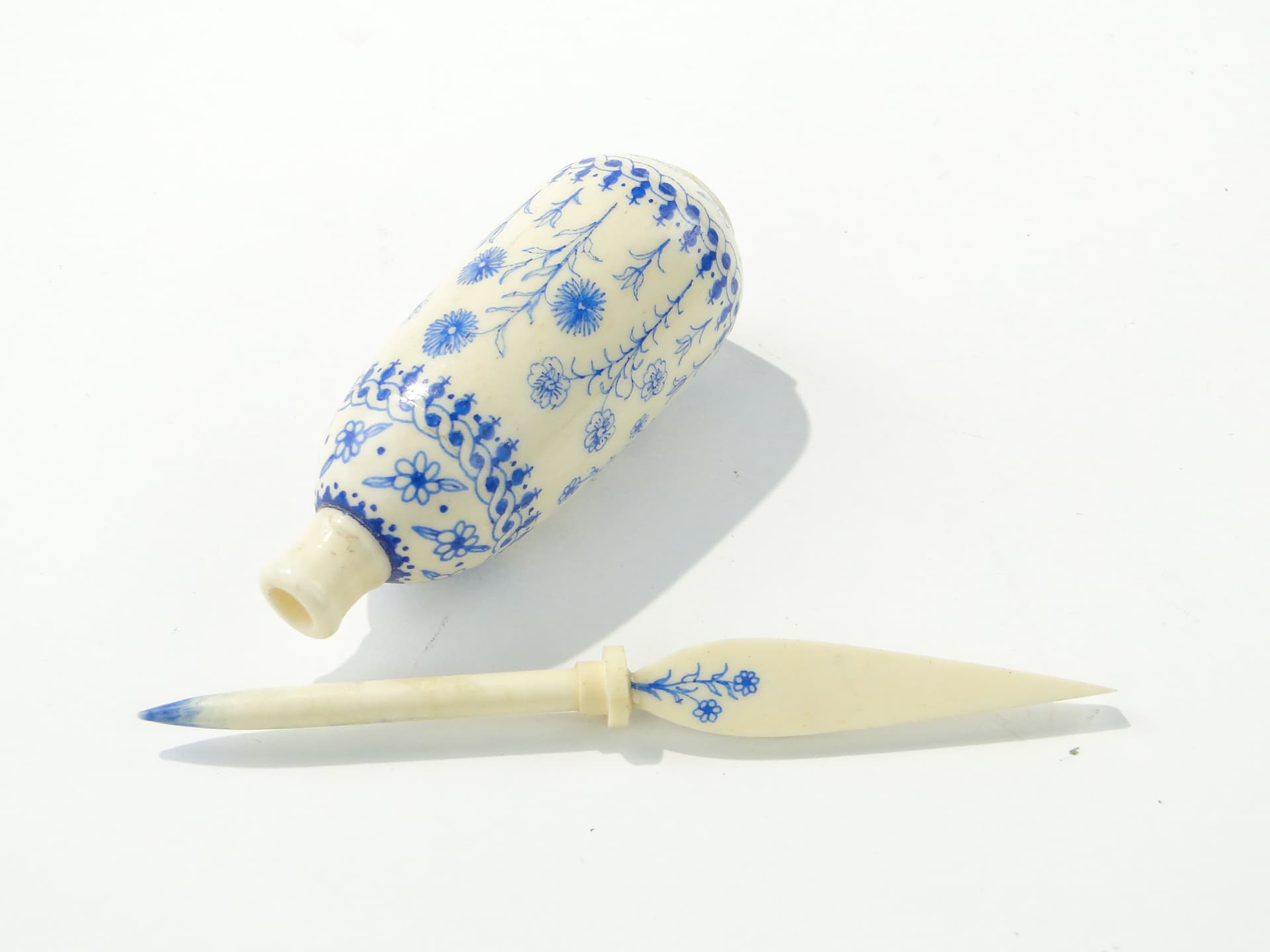 Attar Perfume Bottle, beige, bone, Persia or India, early 20th century - 349992