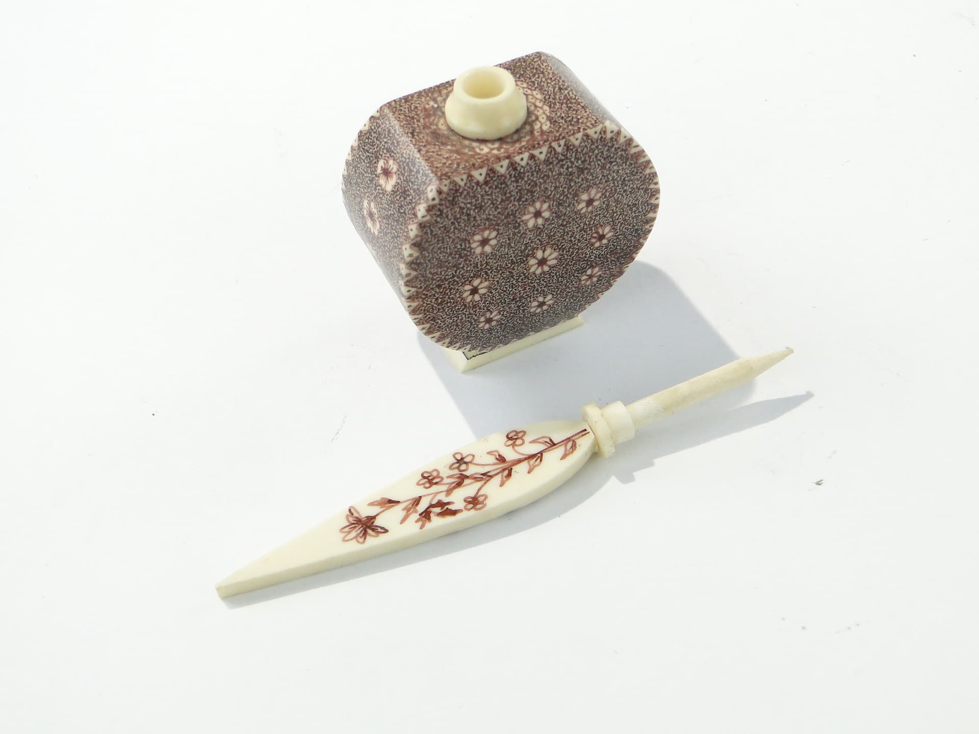 Attar Perfume Bottle, beige bone mosaic, brown henna, Persia/India, early 20th c. - 350010