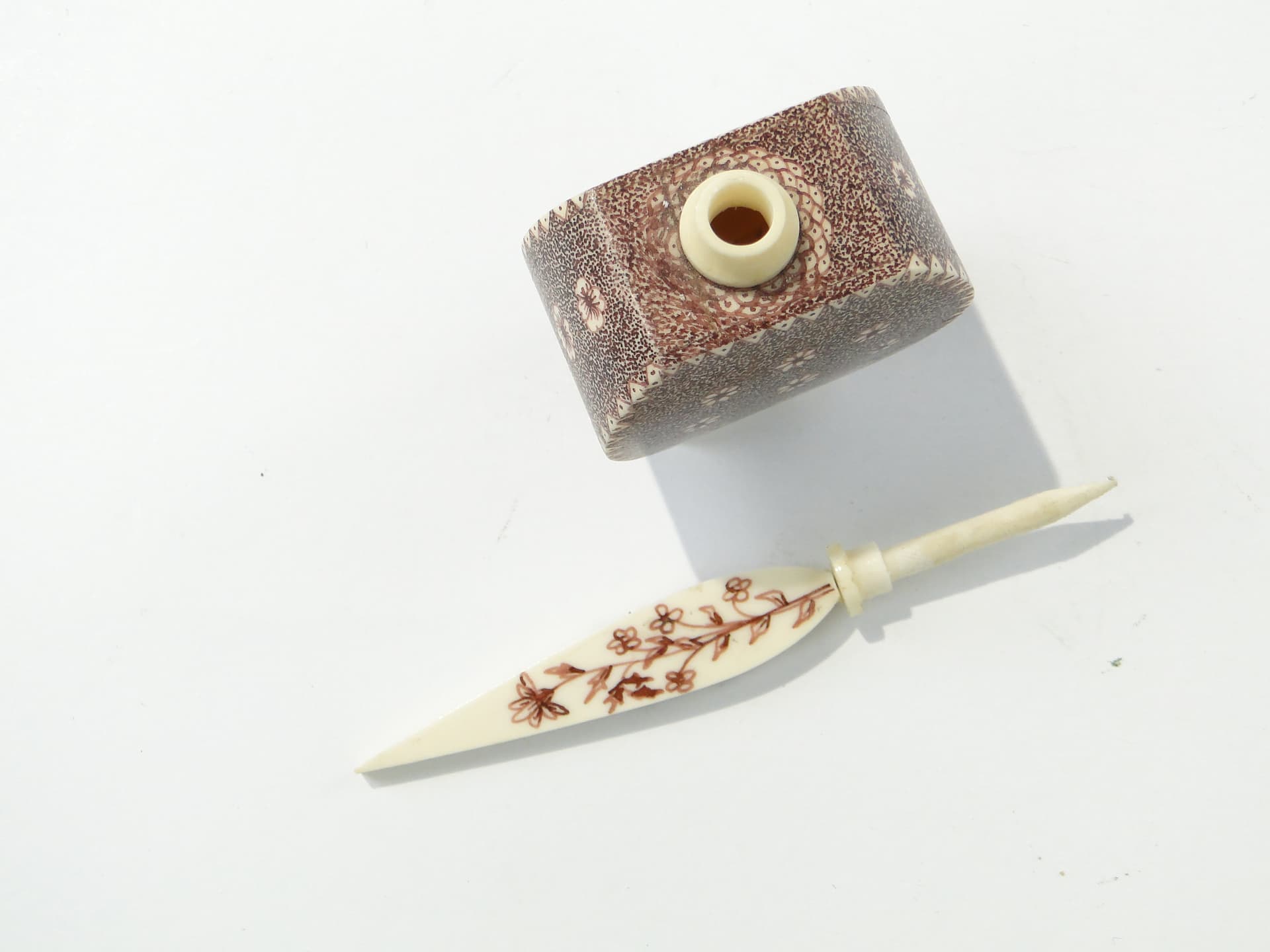 Attar Perfume Bottle, beige bone mosaic, brown henna, Persia/India, early 20th c. - 350011