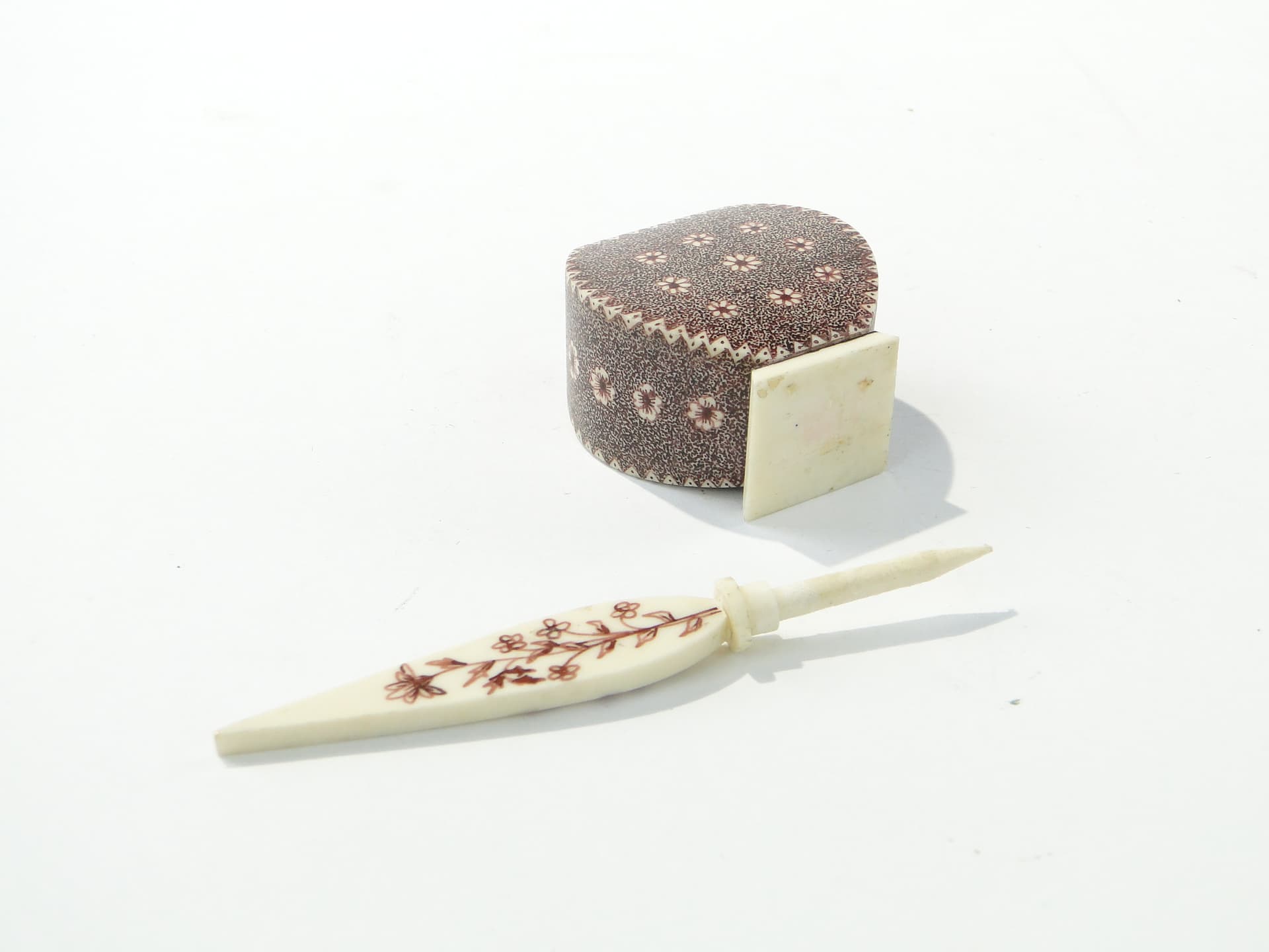 Attar Perfume Bottle, beige bone mosaic, brown henna, Persia/India, early 20th c. - 350008