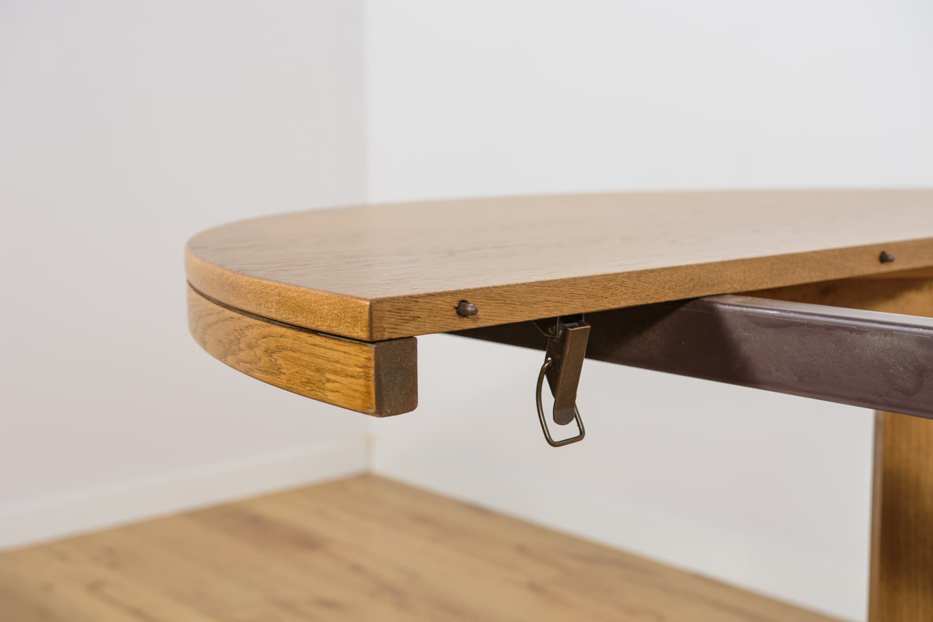 Round Extendable Table, brown oak, Farstrup Møbler, Denmark, 1970s. - 350204